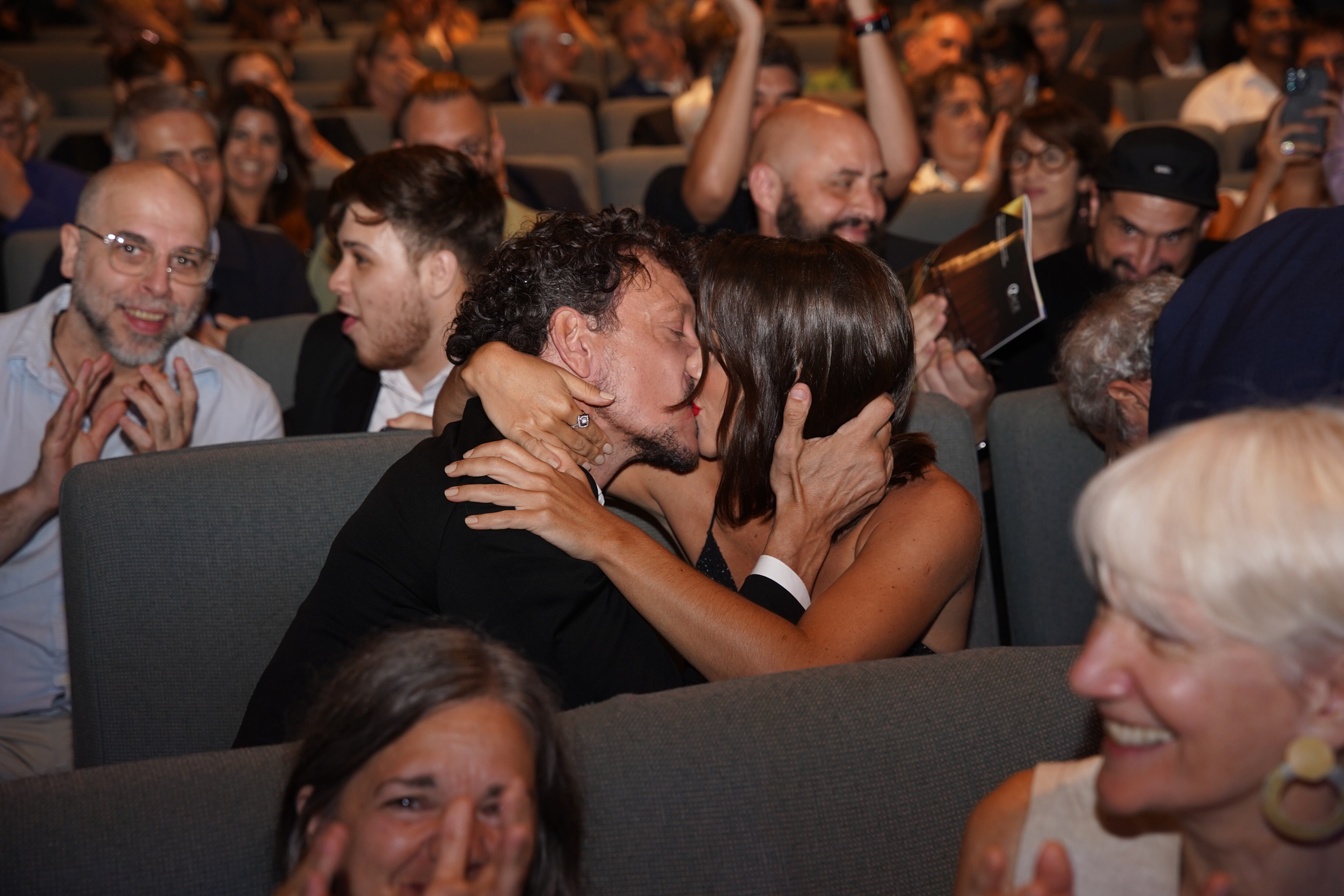 El actor besó apasionadamente a su novia y compañera de elenco, Dai Fernández (RSFotos)