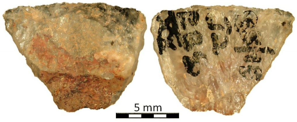 Puntas de flecha de cuarzo halladas en el refugio rocoso de Umhlatuzana, Sudáfrica. Foto Isaksson et al., Science Advances, 2026 (2)