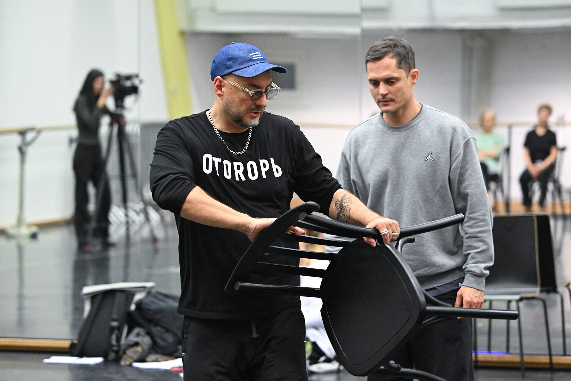 La producción que Rusia censuró por mostrar la vida y relaciones de Nureyev se reinventa en el Ballet Estatal de Berlín, con la dirección de Kirill Serebrennikov y el brasileño David Soares en el papel principal (Fotos: RALF HIRSCHBERGER / AFP)