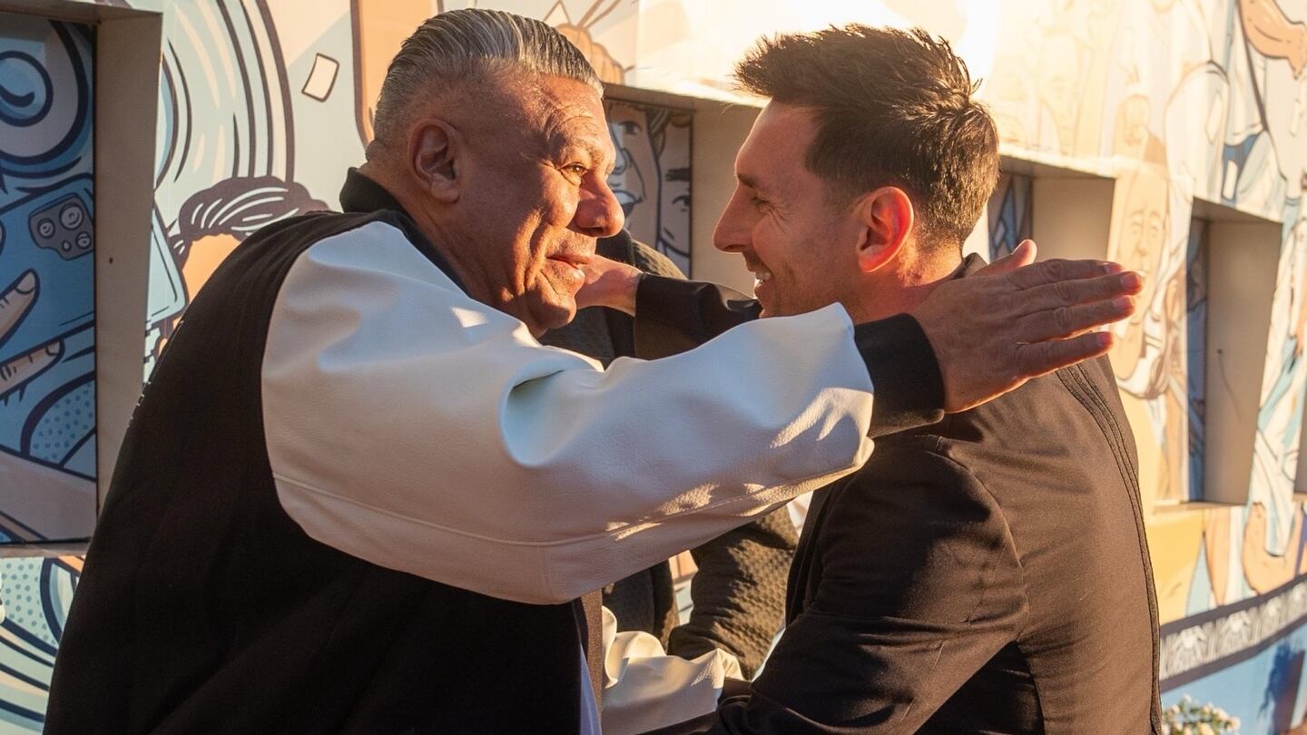 El abrazo de Tapia y Messi