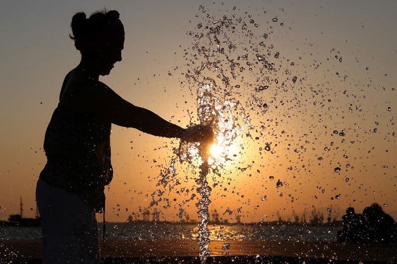 El golpe de calor puede afectar a cualquier persona sin medidas preventivas y constituye una urgencia médica frecuente durante olas de calor ( REUTERS/Alexandros Avramidis)