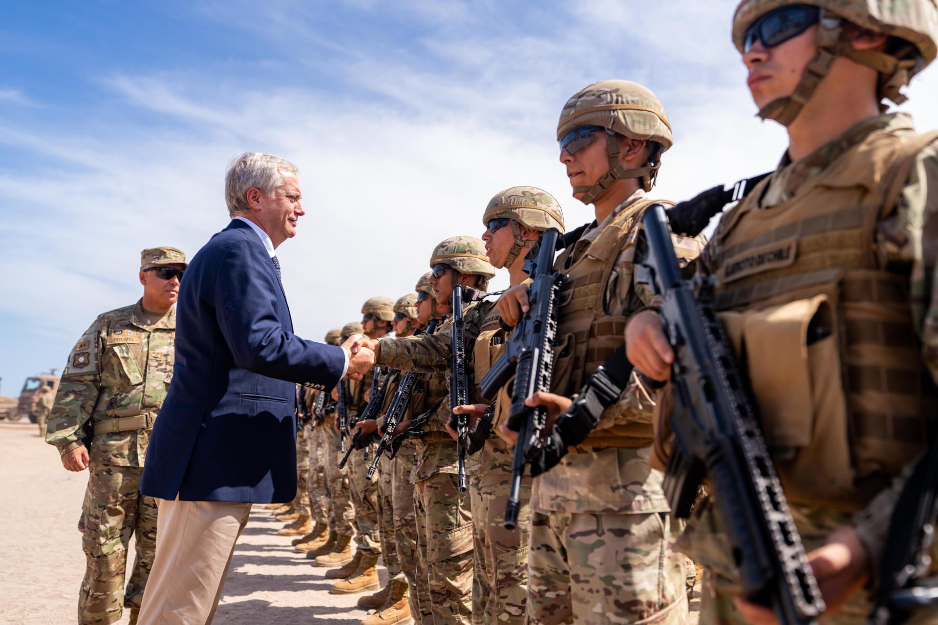 José Antonio Kast, líder político chileno, saluda a soldados del ejército en la frontera norte, reforzando el 