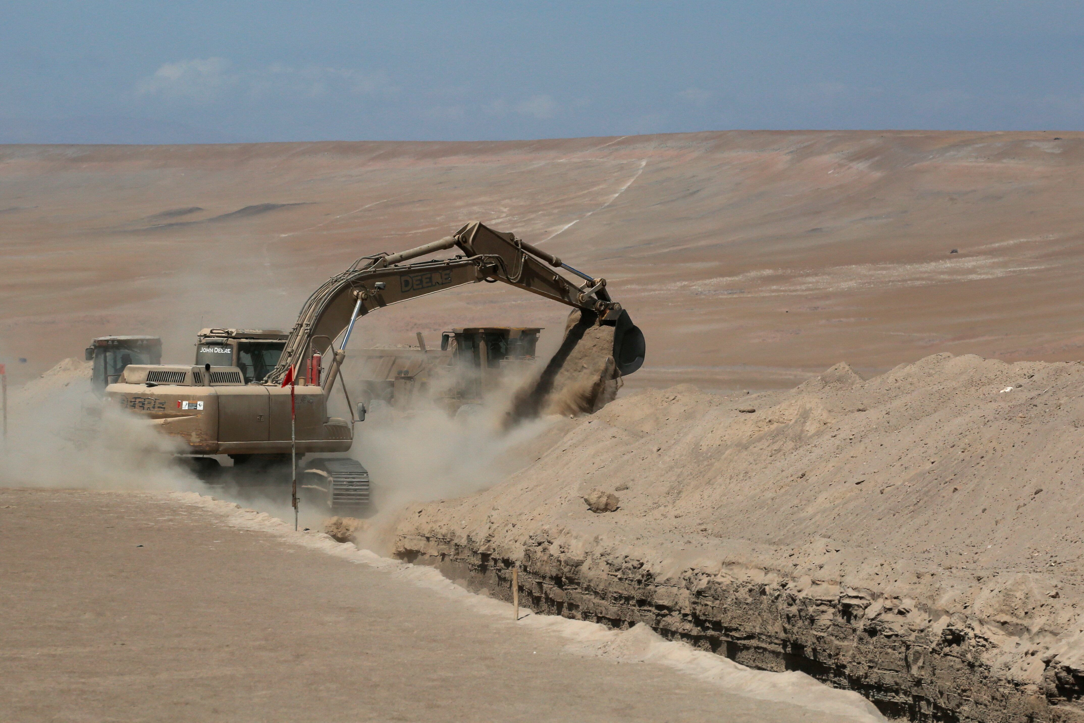 Maquinaria excava una zanja mientras el presidente chileno José Antonio Kast lanza el plan 