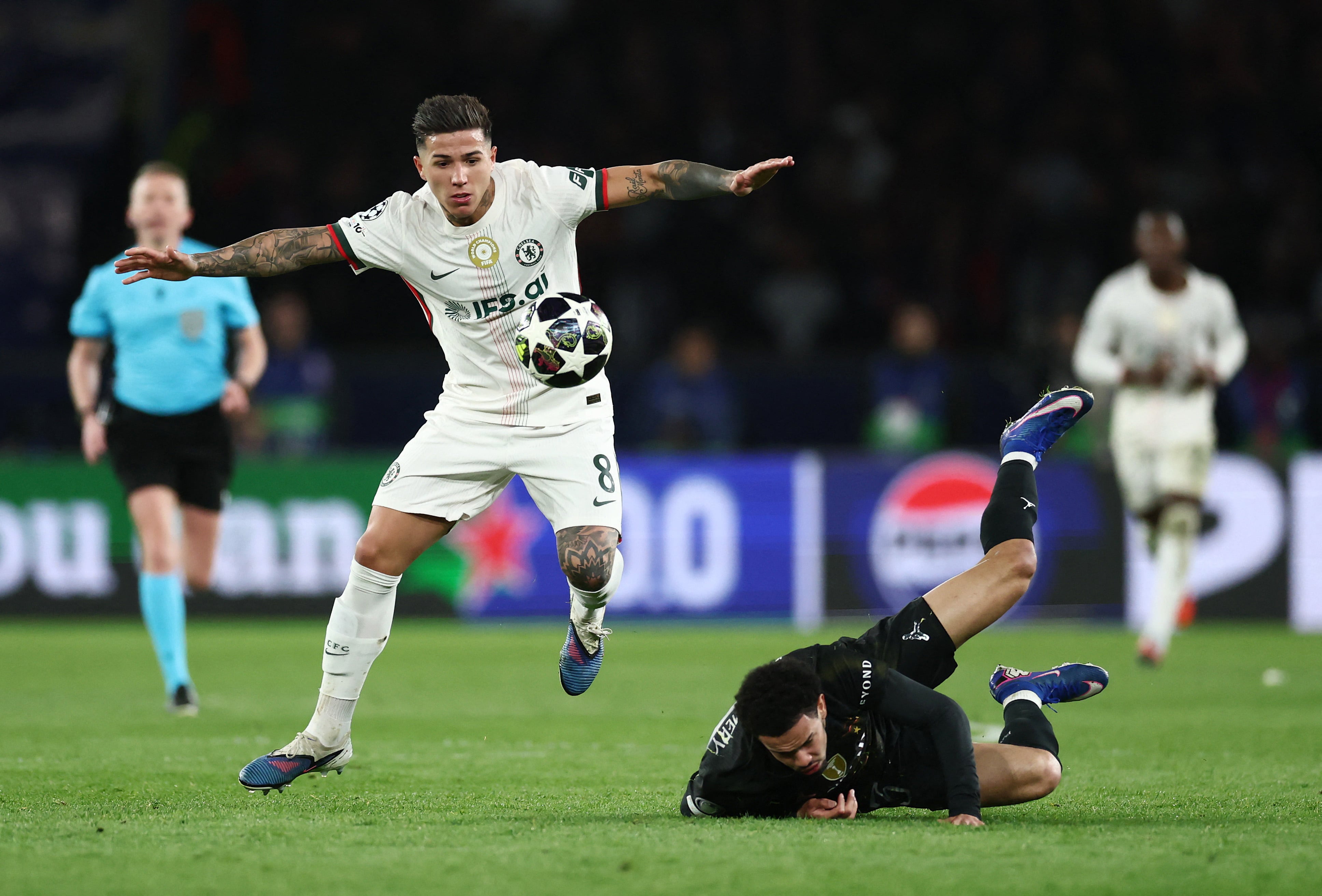 Enzo Fernández en acción durante el partido de ida entre Chelsea y PSG, en Parque de los Príncipes, por los octavos de final de la Champions League (REUTERS/Stephane Mahe)