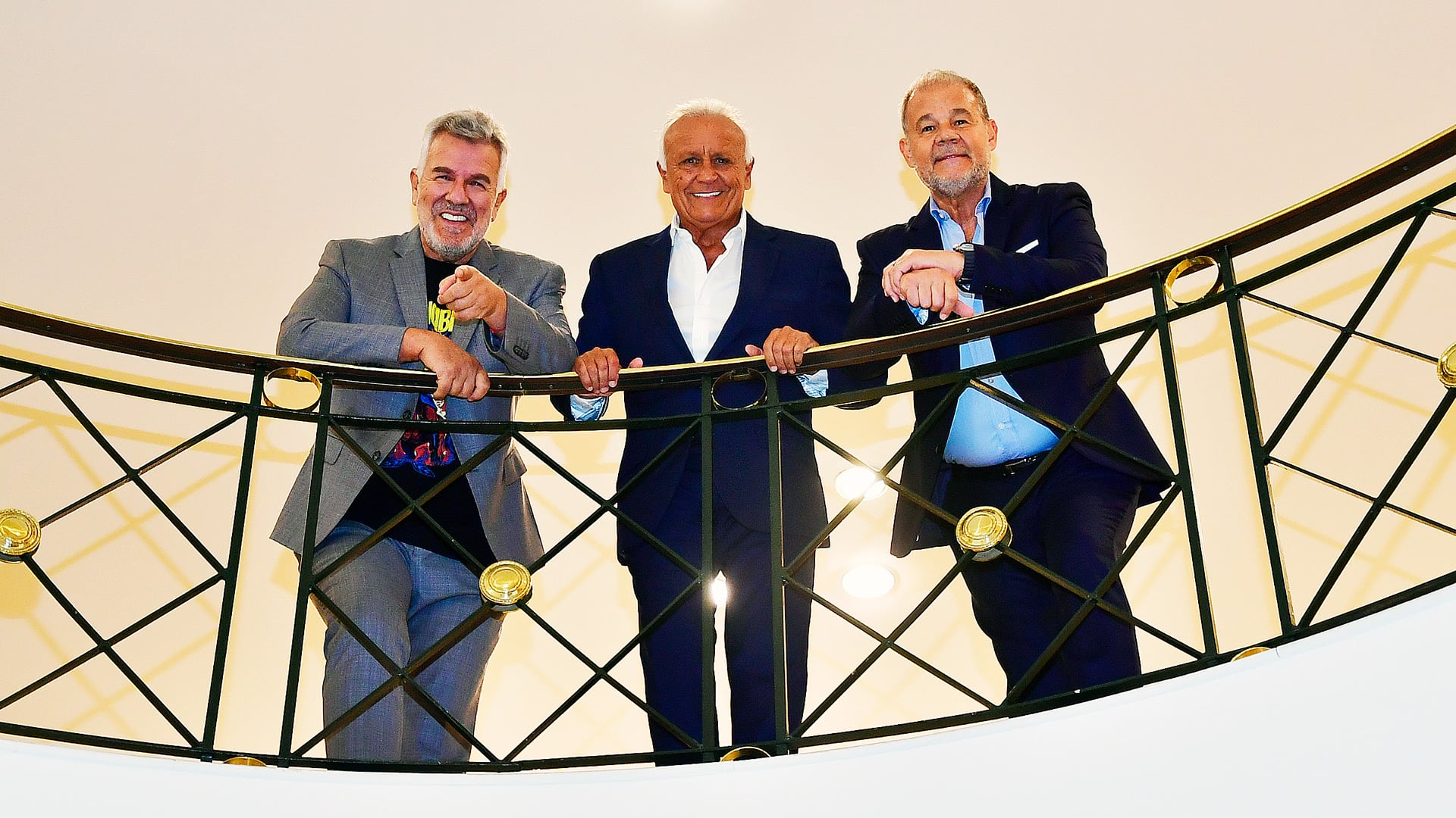 Los integrantes del célebre trío humorístico argentino Midachi, Dady Brieva, el Chino Volpato y Miguel del Sel, posan sonrientes y cómplices desde el balcón de un elegante edificio. (RS Fotos)