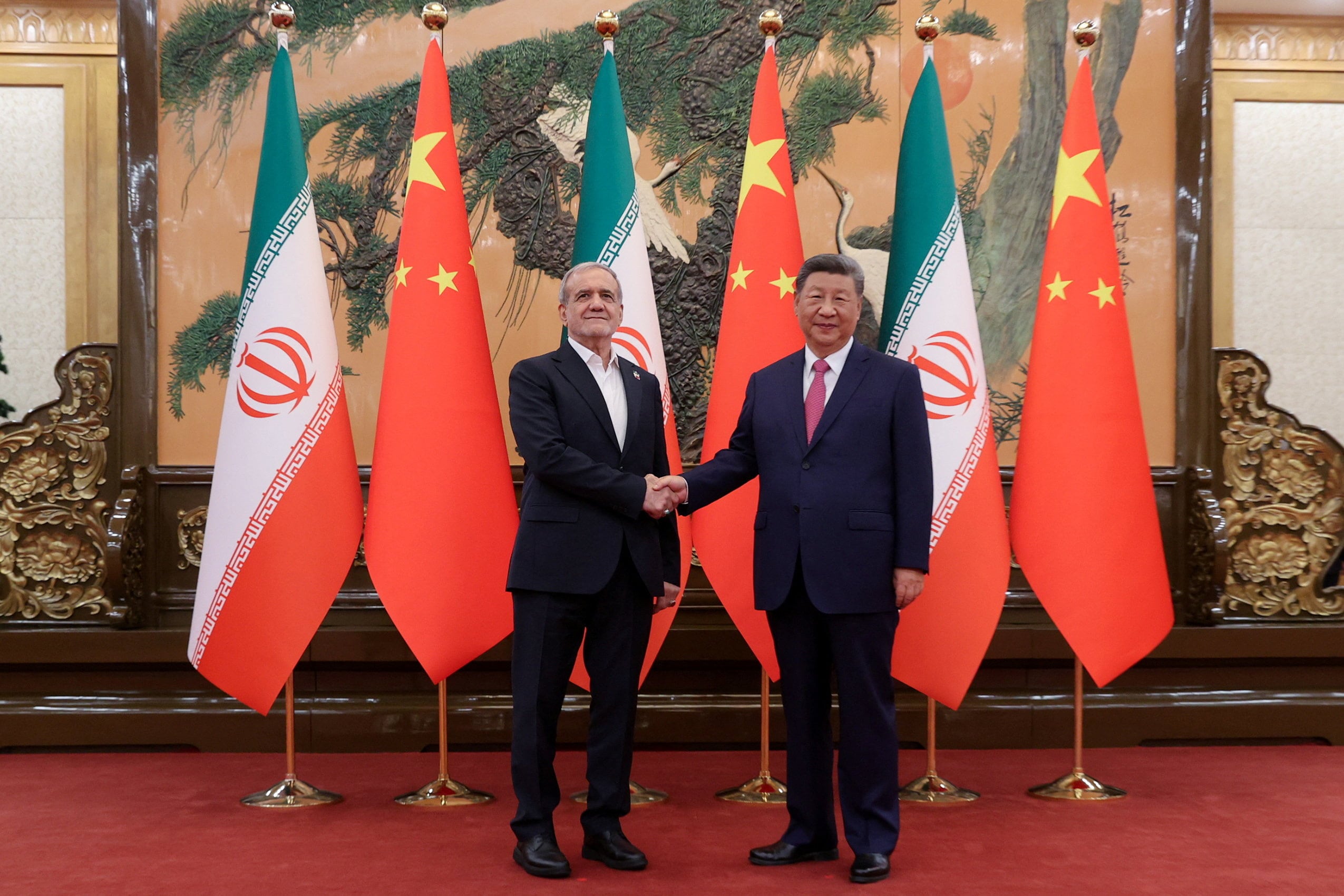 El presidente iraní Masoud Pezeshkian y su par chino Xi Jinping, en Pekín. China es el mayor importador de petróleo del mundo y depende del crudo que transita por Ormuz. (Iran's Presidential website/WANA/REUTERS)