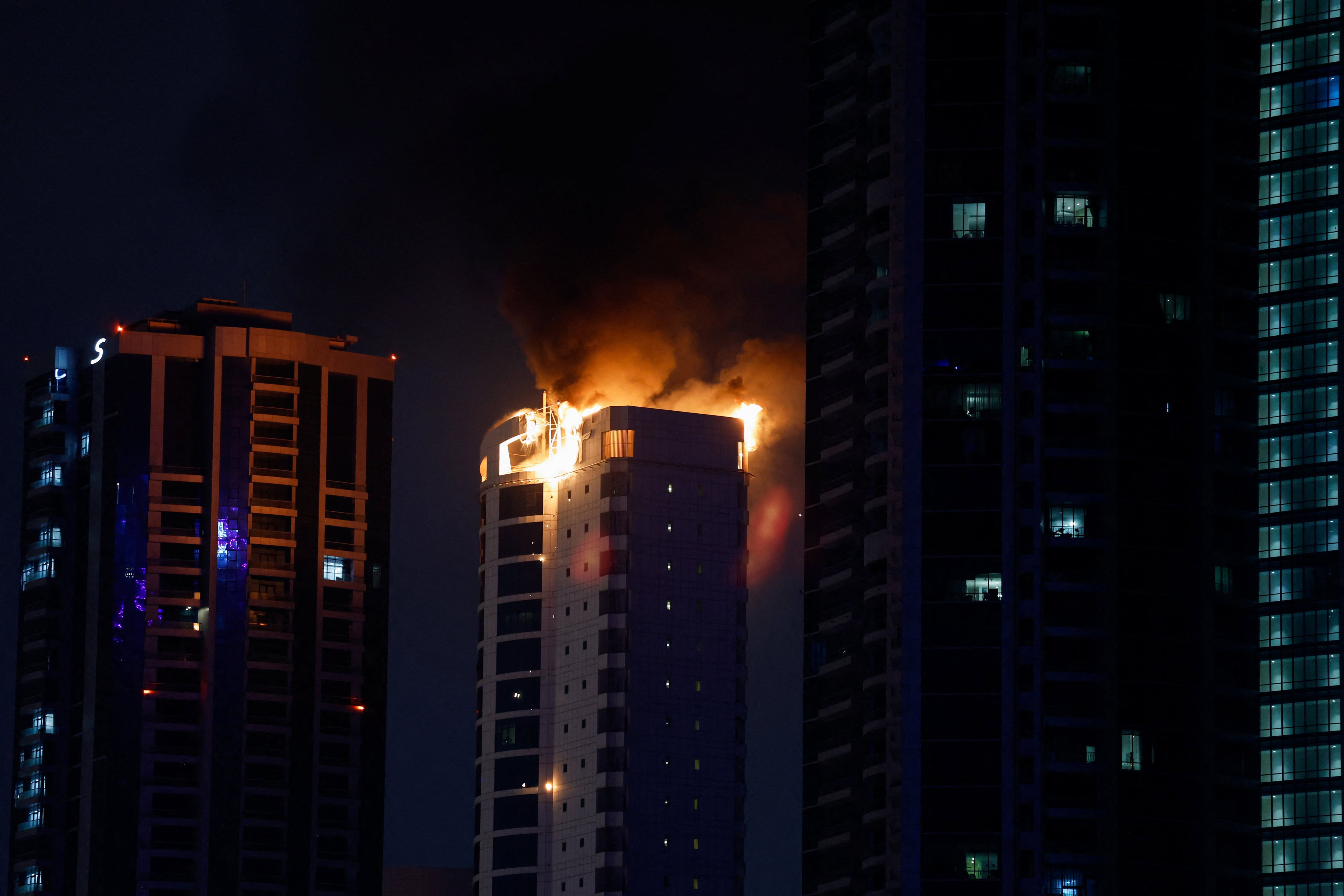 Humo se eleva desde un edificio en llamas alcanzado por un ataque de un avión no tripulado iraní, después de que Israel y Estados Unidos lanzaron ataques contra Irán, en el distrito de Seef, Manama, Baréin. 28 de febrero de 2026
REUTERS/Hamad I Mohammed TPX IMÁGENES DEL DÍA