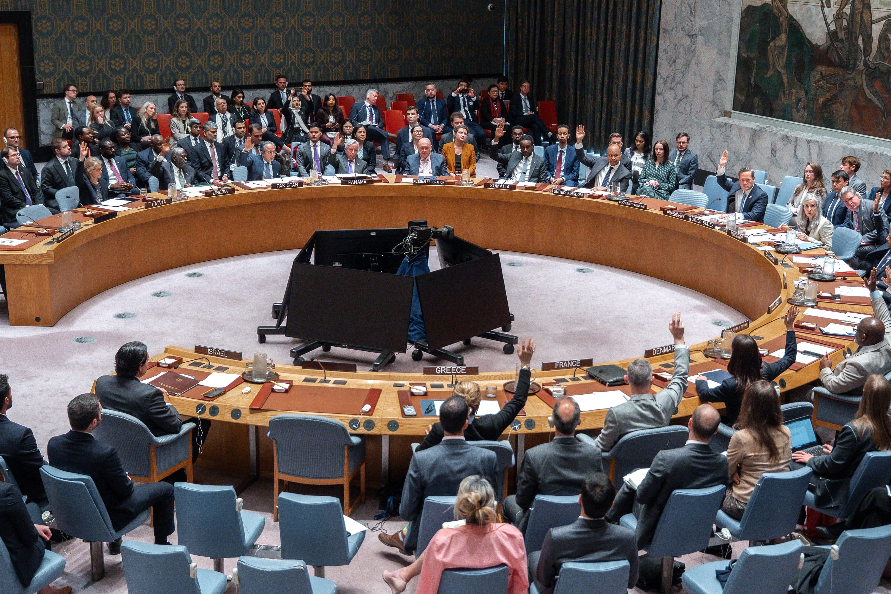 Los miembros del Consejo de Seguridad de las Naciones Unidas (CSNU) votan a favor de un proyecto de resolución presentado por Baréin en nombre de los Estados miembros del Consejo de Cooperación del Golfo (CCG) sobre la actual crisis en Oriente Medio en la sede de la ONU en Nueva York, EEUU
EFE/OLGA FEDOROVA 