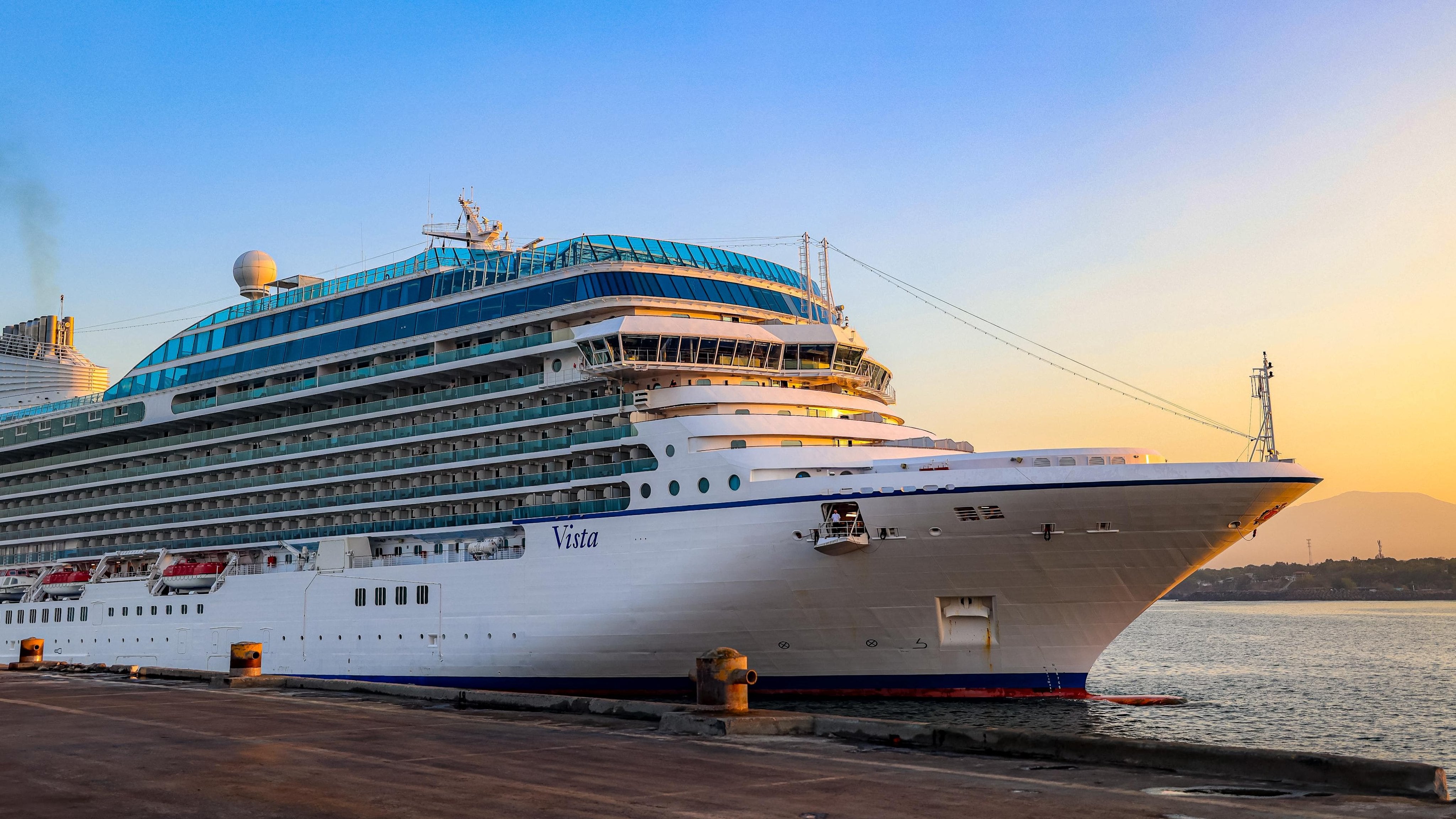 El crucero Vista de Oceania Cruises trae a más de 2,300 turistas internacionales al puerto de Acajutla en El Salvador./(Ministerio de Turismo)