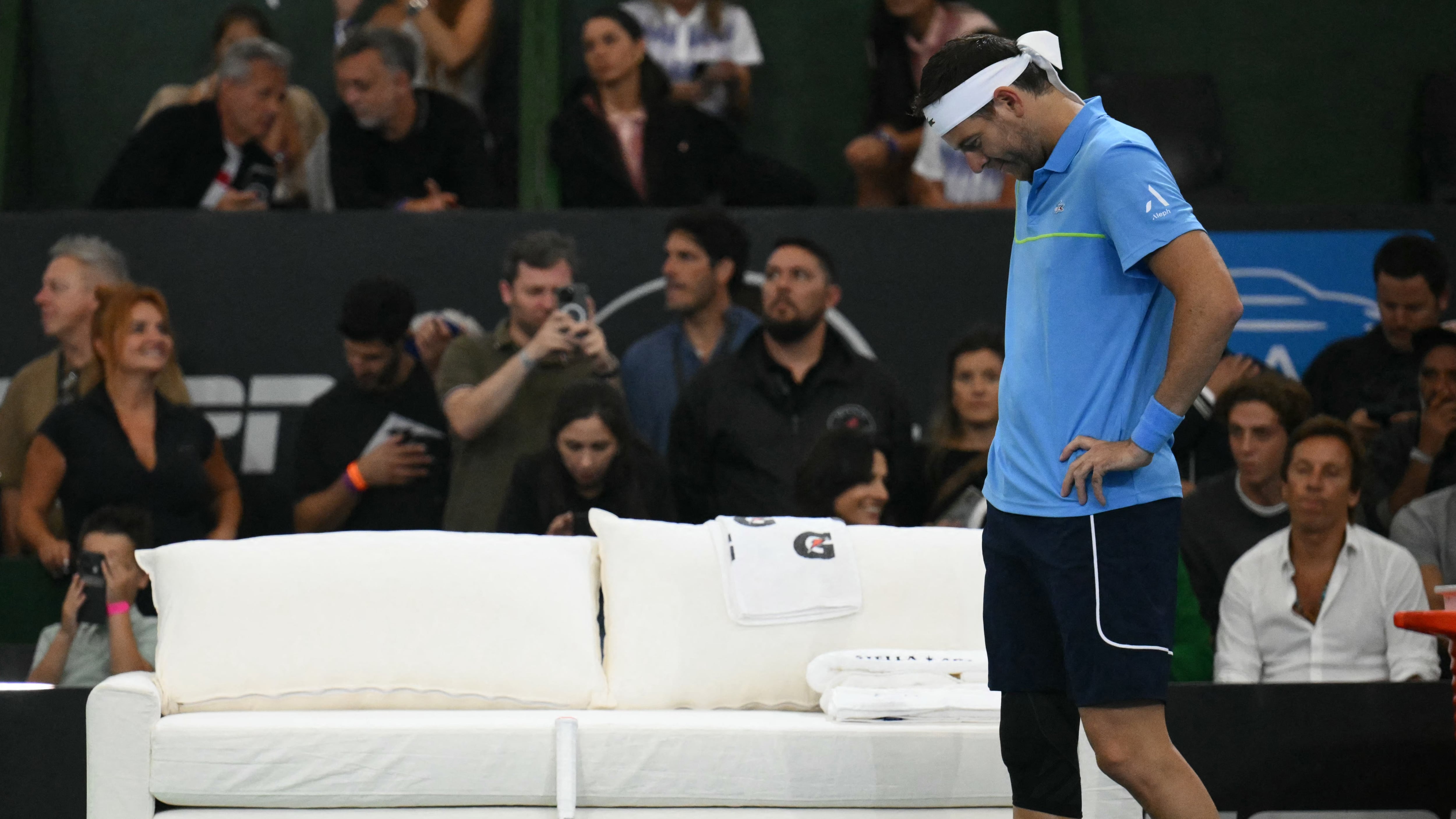 Del Potro durante su despedida del tenis en la exhibición que compartió con Djokovic en 2024 (Photo by Luis ROBAYO / AFP)