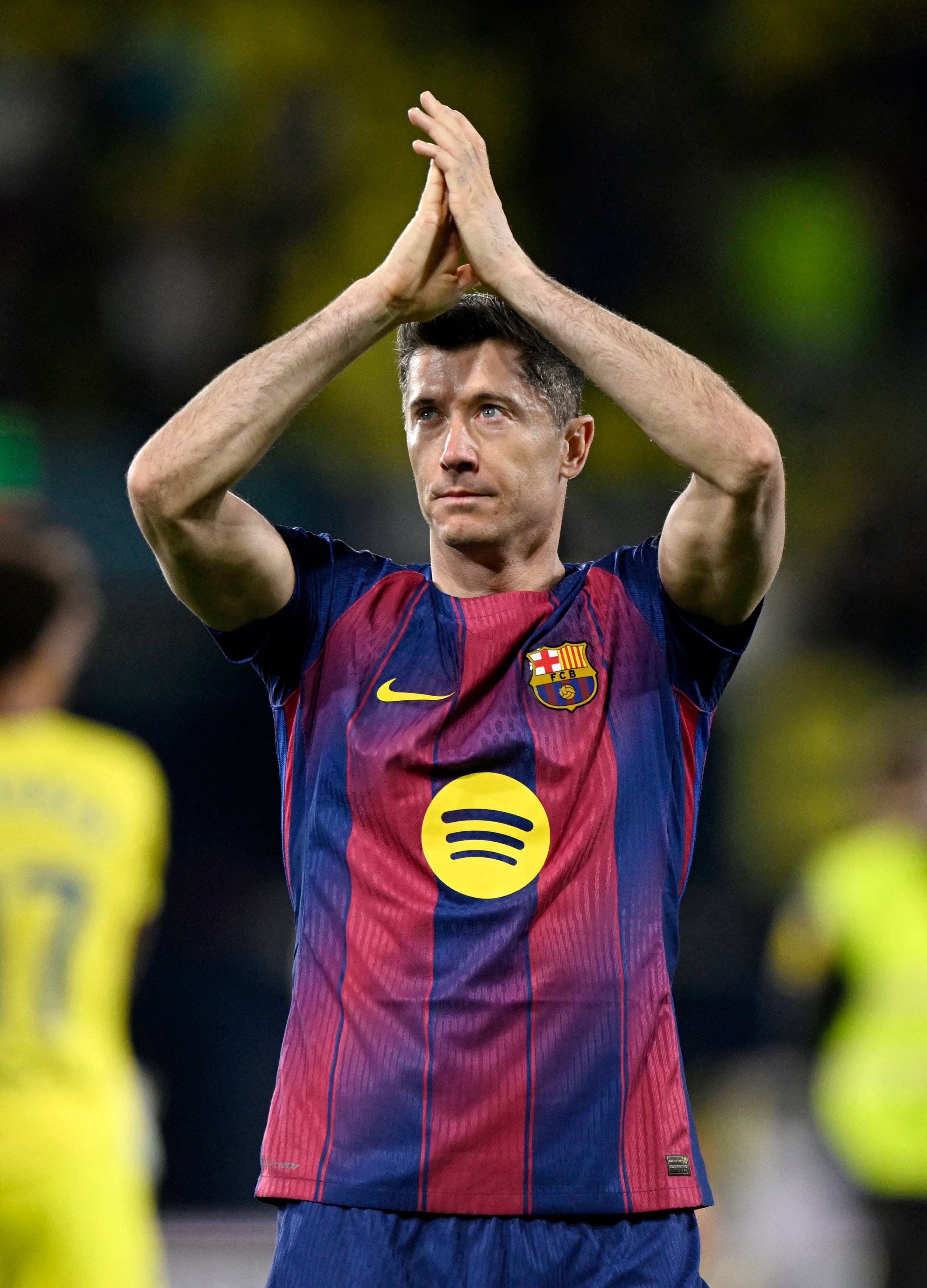 El delantero polaco prioriza la alimentación de calidad y adapta su nutrición, evitando azúcar, gluten y lactosa para optimizar su rendimiento y salud (REUTERS/Pablo Morano)