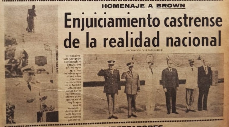 Tapa del diario Clarín del 4 de marzo de 1976, con Lambruschini rodeado de los comandantes de las tres fuerzas