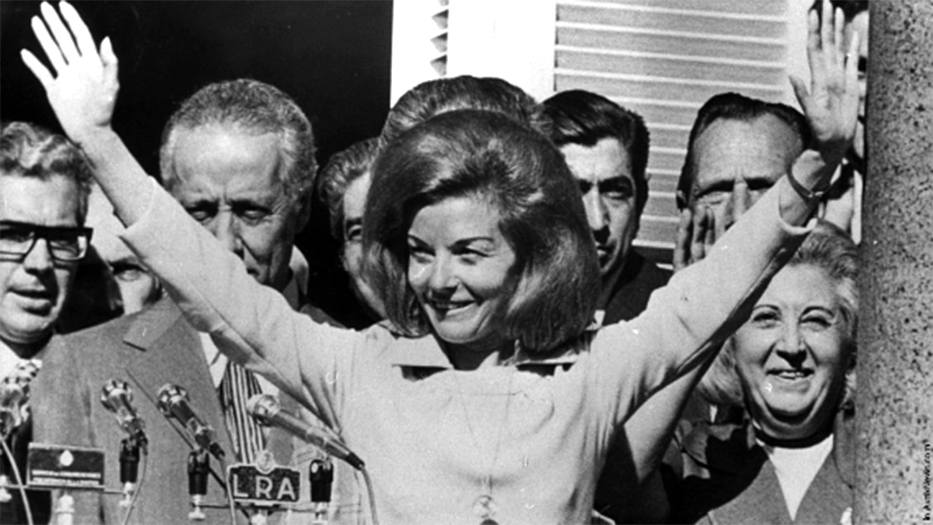 Italo Luder, detrás de Isabel Perón, el 17 de octubre de 1975. El entonces presidente del Senado fue criticado por demorar su pronunciamiento sobre un pedido de una asamblea legislativa