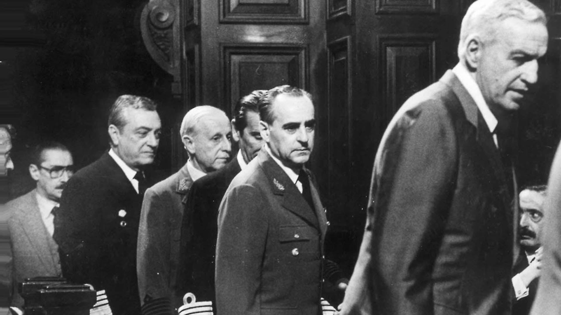 Juicio a las juntas. Lambruschini detrás de Graffigna. Sería condenado a ocho años de prisión (Télam)