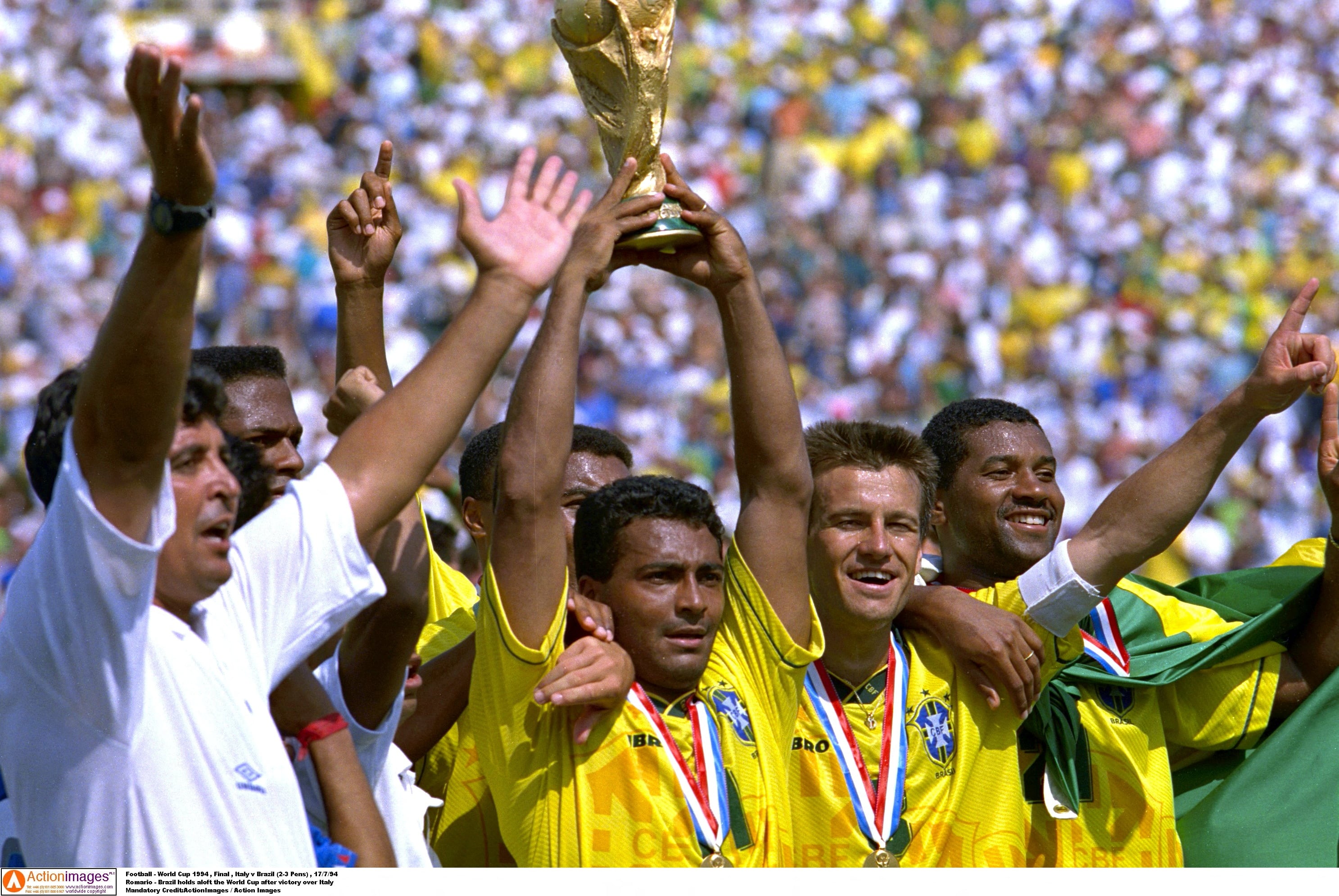 Romario levanta la Copa del Mundo en el Rose Bowl Stadium tras vencer a Italia en la final de Estados Unidos 1994 (Action Images/File Photo)