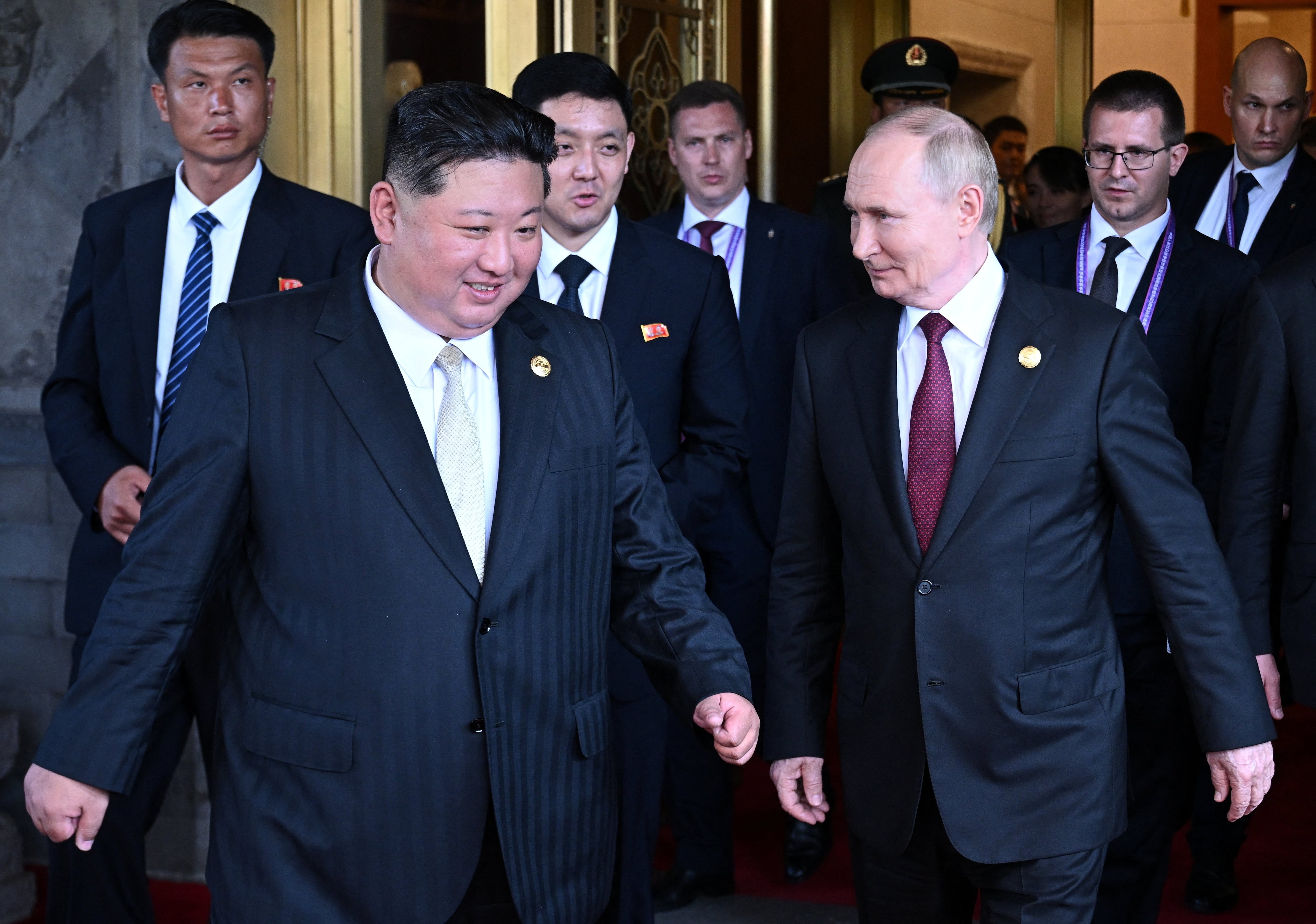 El presidente ruso Vladimir Putin y el líder norcoreano Kim Jong Un se retiran tras una reunión en Pekín, China, el 3 de septiembre de 2025 (REUTERS/Sergey Bobylev)
