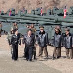 El dictador Kim Jong-un supervisó un ejercicio militar de gran escala en Pyongyang que incluyó la presentación de un nuevo tanque de combate