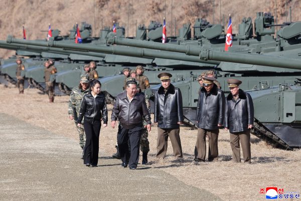 El dictador Kim Jong-un supervisó un ejercicio militar de gran escala en Pyongyang que incluyó la presentación de un nuevo tanque de combate