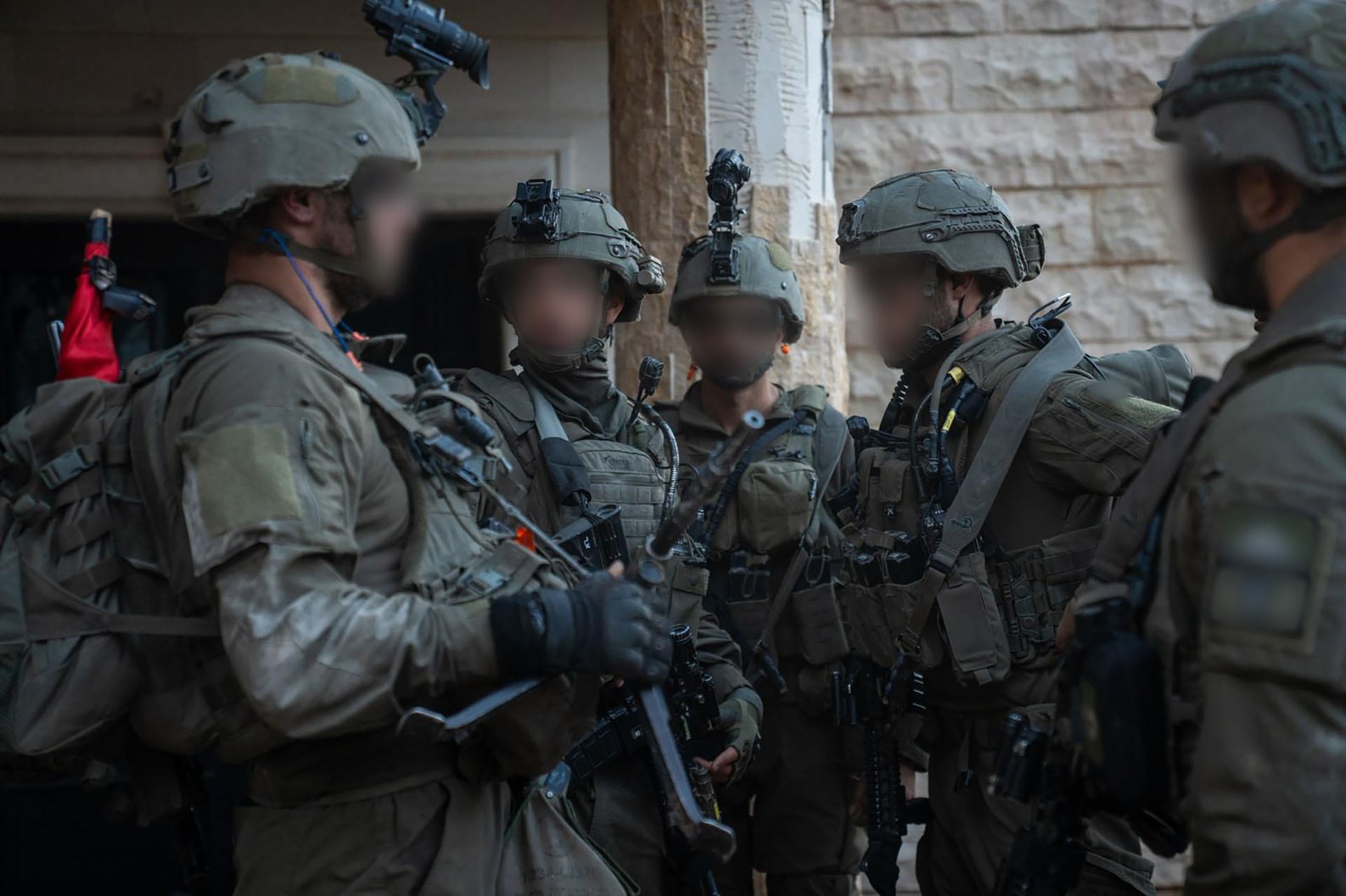 Soldados israelíes participan en el operativo de Golani en el sur del Líbano, donde abatieron a ocho terroristas y destruyeron un arsenal