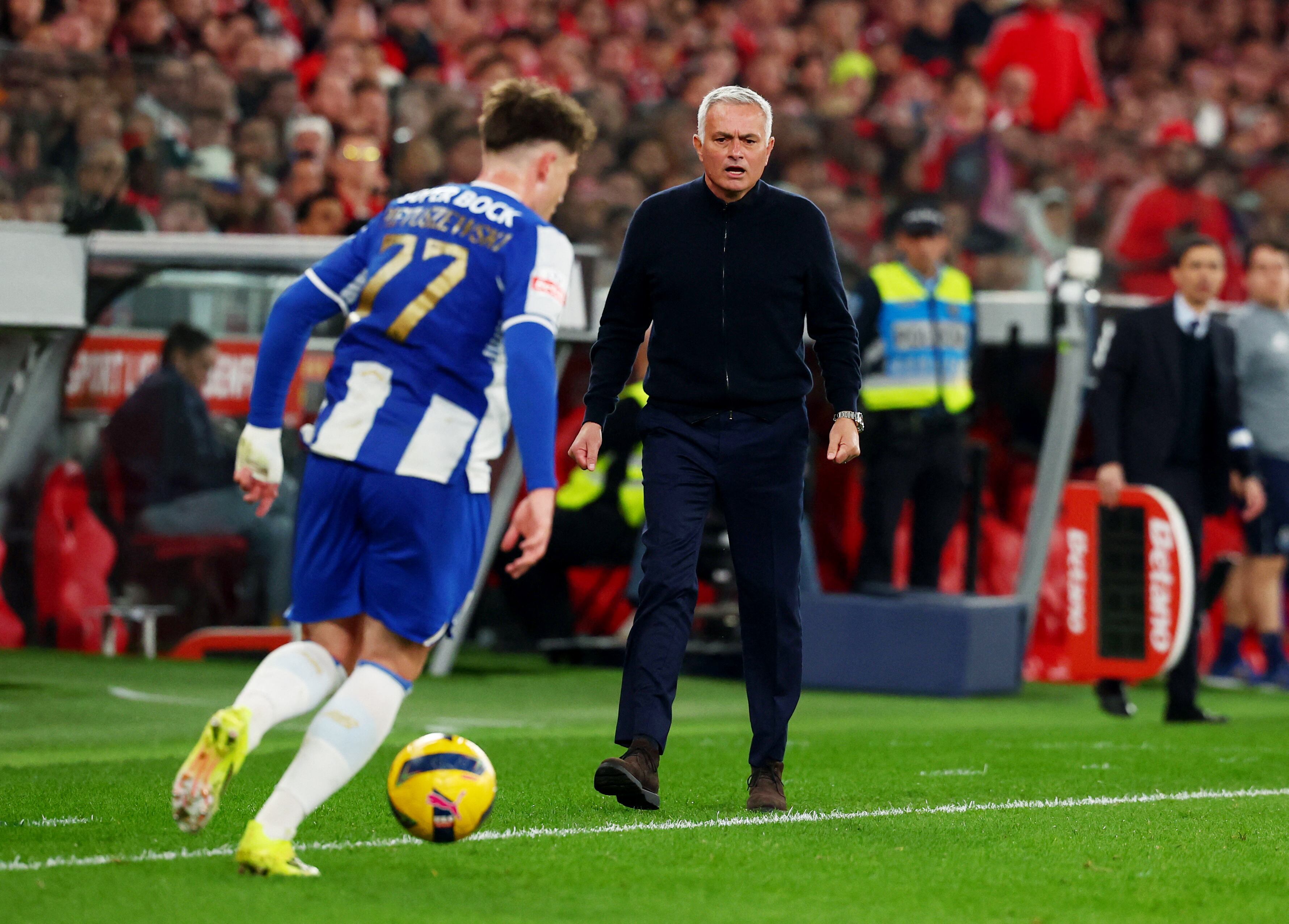 Mourinho durante el clásico entre Benfica y Porto (REUTERS/Pedro Nunes)