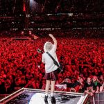 El encuentro de Angus Young con sus fanáticos en Buenos Aires: firmas, gestos de amor y locura por AC/DC