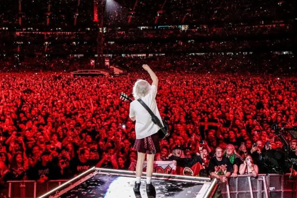 El encuentro de Angus Young con sus fanáticos en Buenos Aires: firmas, gestos de amor y locura por AC/DC