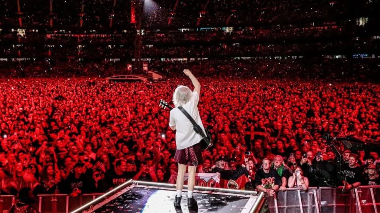 El encuentro de Angus Young con sus fanáticos en Buenos Aires: firmas, gestos de amor y locura por AC/DC