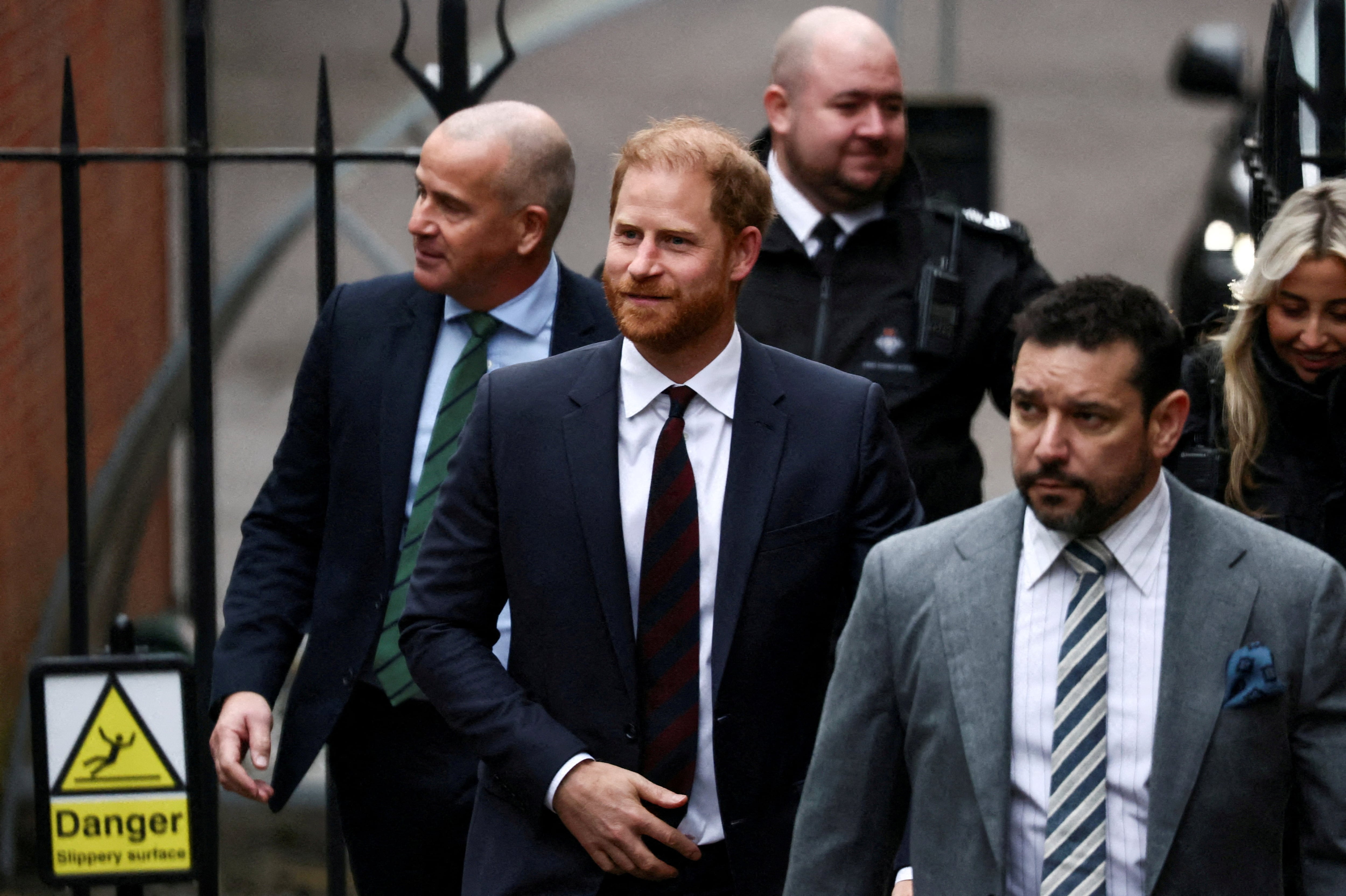 El príncipe Harry de Gran Bretaña llega durante la primera semana de un juicio de nueve semanas contra Associated Newspapers, editora del Daily Mail, al que el príncipe Harry y otros demandan por presuntas violaciones de la privacidad que se remontan a 30 años atrás, en el Tribunal Superior de Londres, Gran Bretaña, el 22 de enero de 2026. REUTERS/Jack Taylor/Foto de archivo