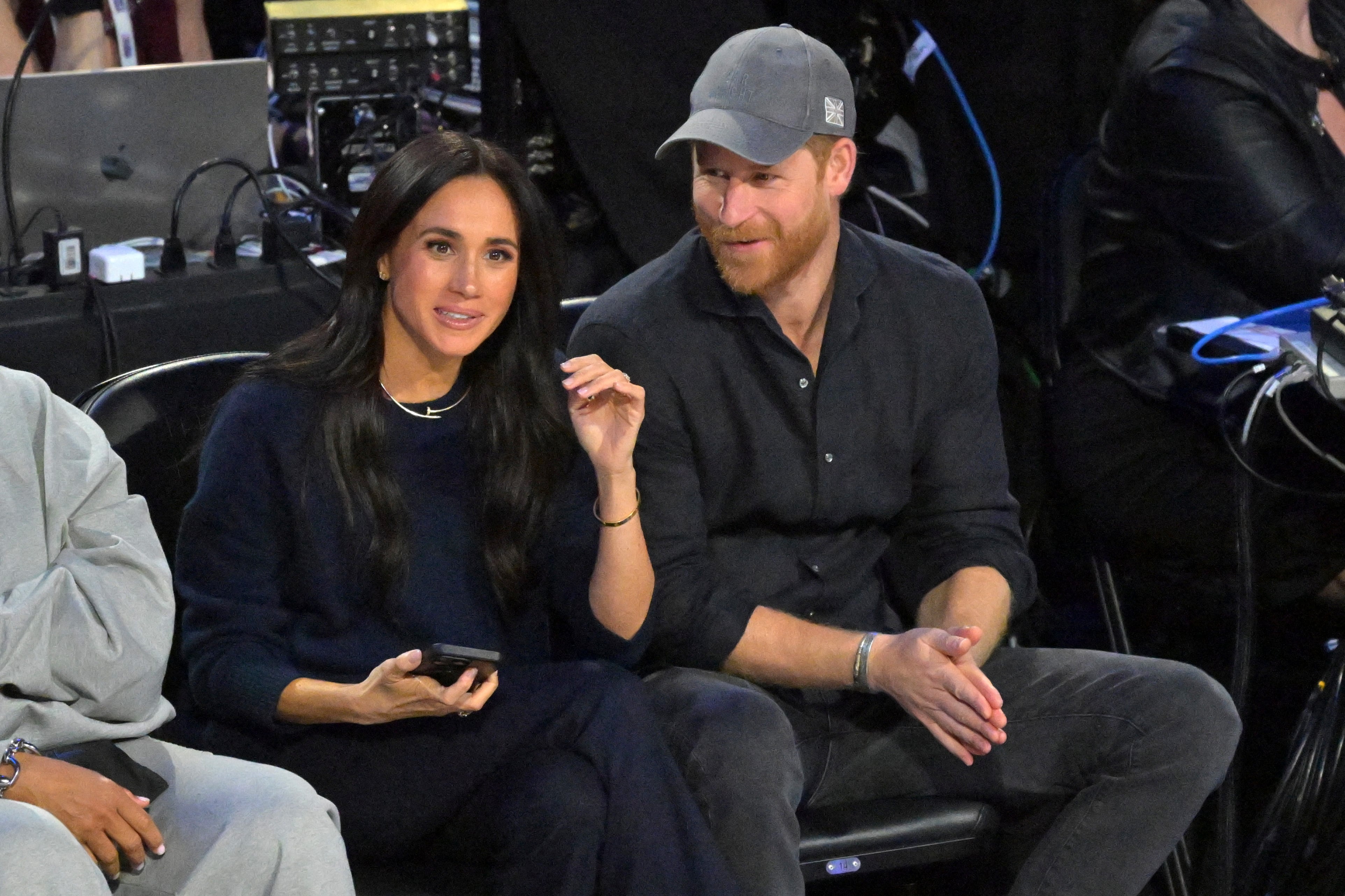 Meghan Markle y el príncipe Harry observan el segundo partido durante el 75.º Juego de Estrellas de la NBA en el Intuit Dome. Crédito obligatorio: Jayne Kamin-Oncea-Imagn Images/Foto de archivo