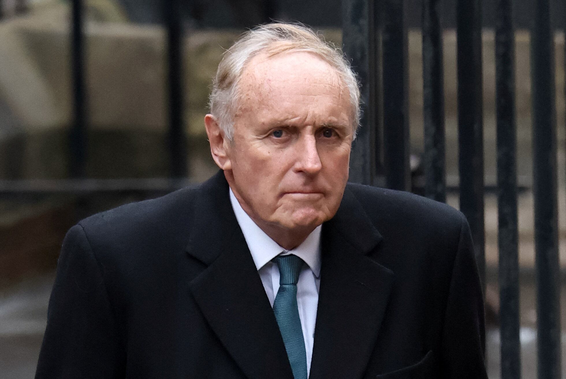 El exeditor del Daily Mail, Paul Dacre, sale del Tribunal Superior, donde está previsto que declare en la demanda contra Associated Newspapers, editora del Daily Mail, a la que el príncipe Harry de Gran Bretaña y otros han demandado por presuntas violaciones de la privacidad que se remontan a 30 años atrás, en Londres, Gran Bretaña, el 11 de febrero de 2026. REUTERS/Toby Melville