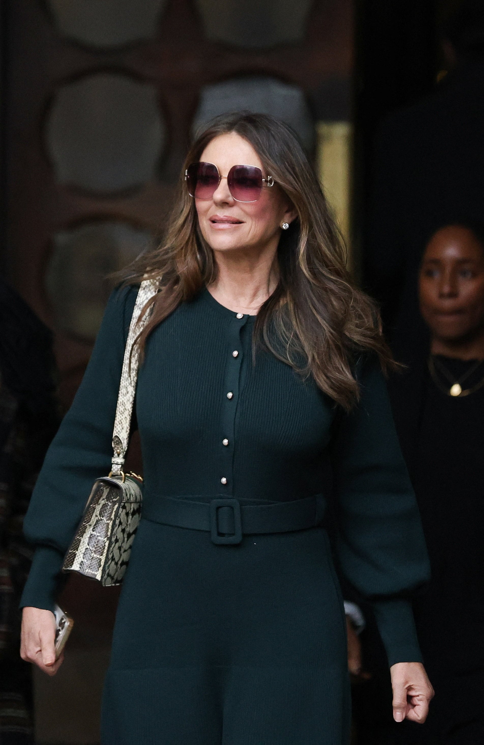 La actriz Liz Hurley sale del Tribunal Superior durante la primera semana del juicio, que se prevé dure nueve semanas, contra Associated Newspapers, editora del Daily Mail, empresa a la que el príncipe Harry de Gran Bretaña y otros han demandado por presuntas violaciones de la privacidad que se remontan a 30 años atrás. La imagen se encuentra en Londres, Gran Bretaña, el 22 de enero de 2026. REUTERS/Corey Rudy