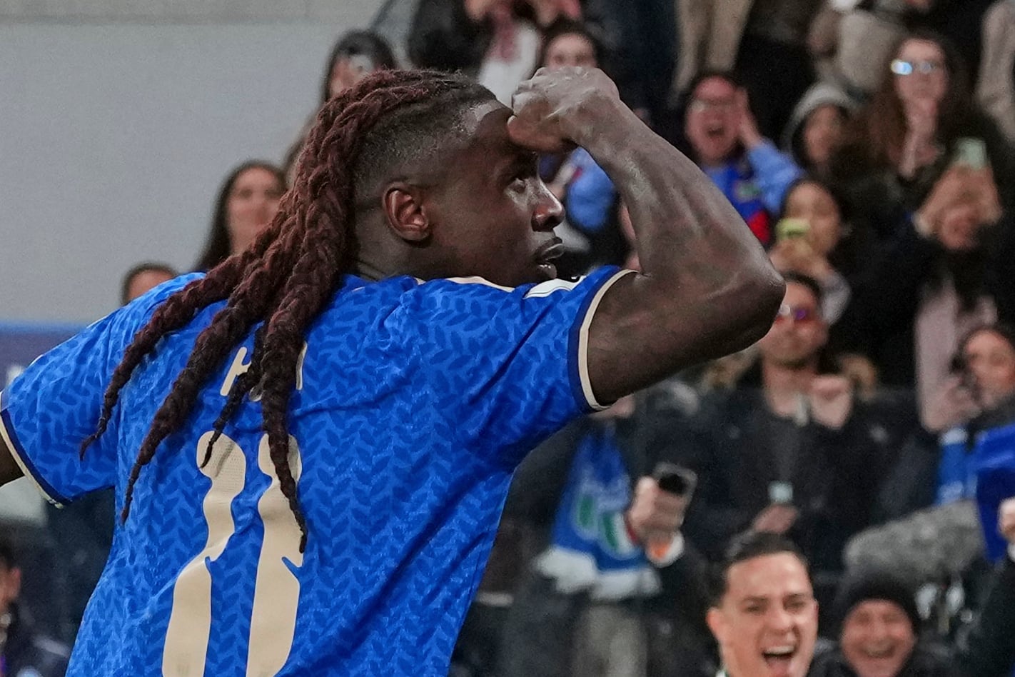 Moise Kean, de la selección de Italia, festeja el segundo tanto de sue equipo en un partido del repechaje mundialista ante Irlanda del Norte en Bérgamo, el jueves 26 de marzo de 2026 (AP Foto/Antonio Calanni)