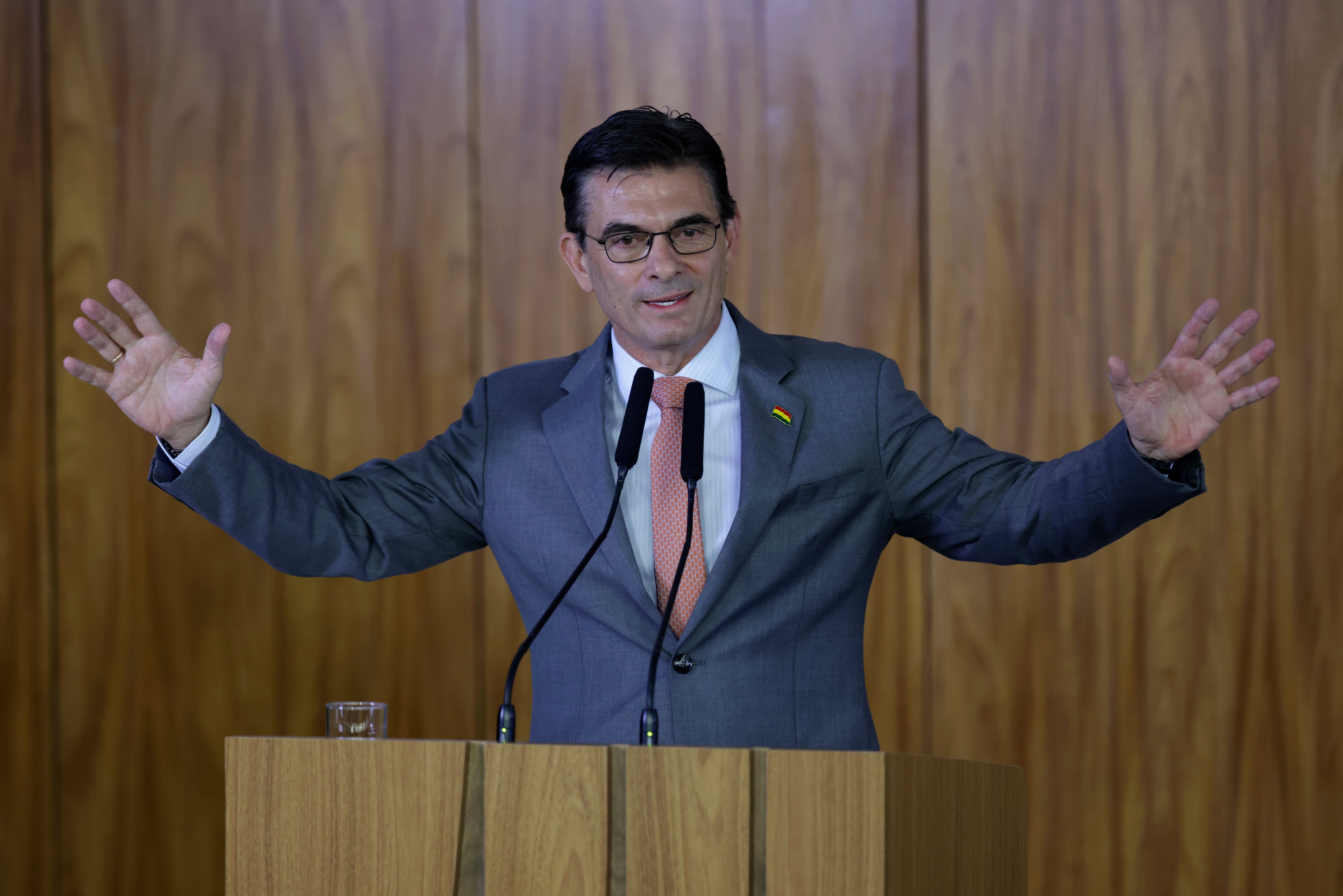 El Gobierno del presidente boliviano, Rodrigo Paz, resolvió este lunes relevar al presidente de la estatal Yacimientos Petrolíferos Fiscales Bolivianos (YPFB), Yussef Akly, y designar en su lugar a Claudia Cronenbold (AP)