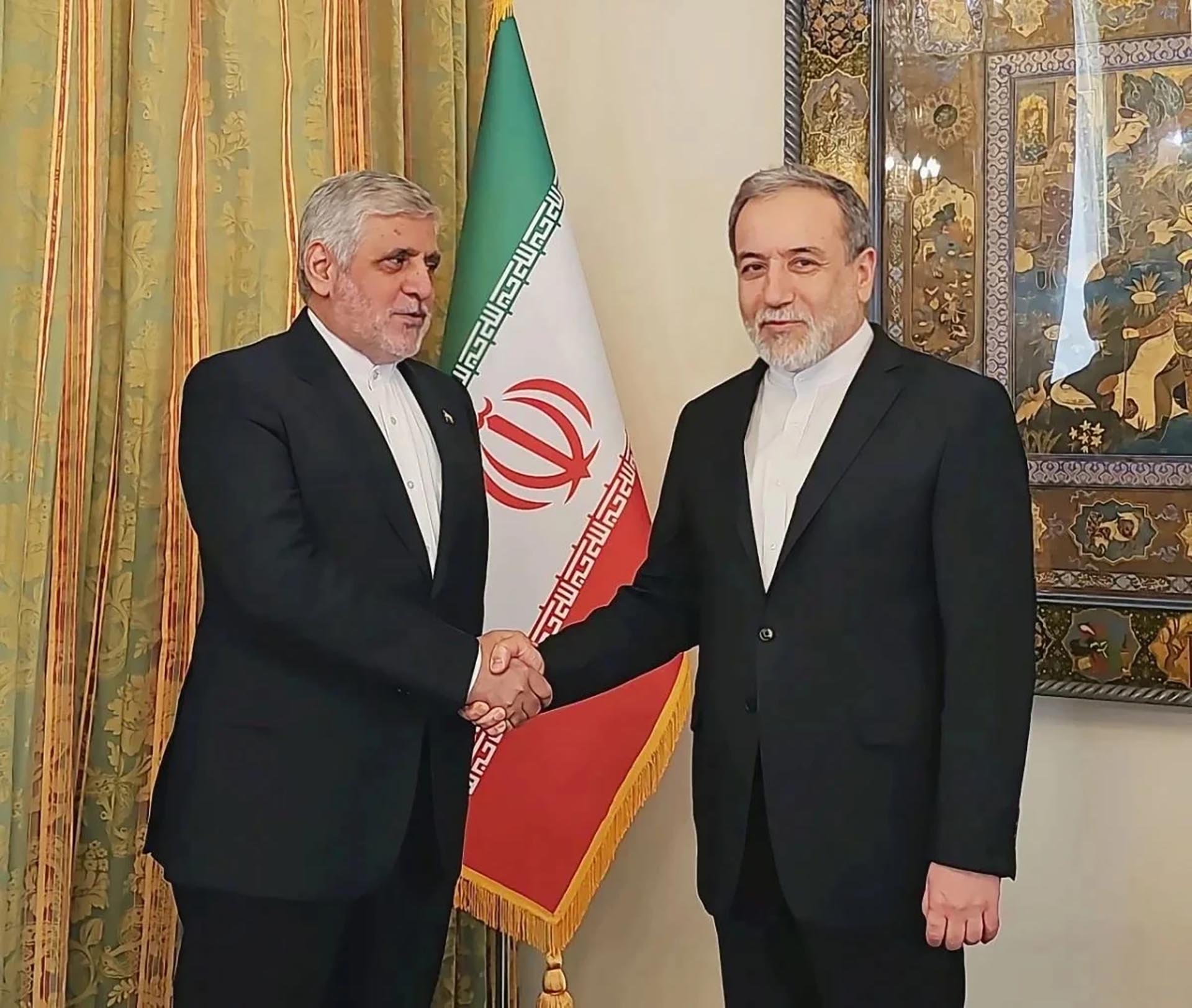 El embajador Mohammad Reza Shibani (izquierda) estrecha la mano del ministro de Asuntos Exteriores iraní, Abbas Araghchi, el 25 de febrero de 2026. (Embajada de Irán en Beirut) 