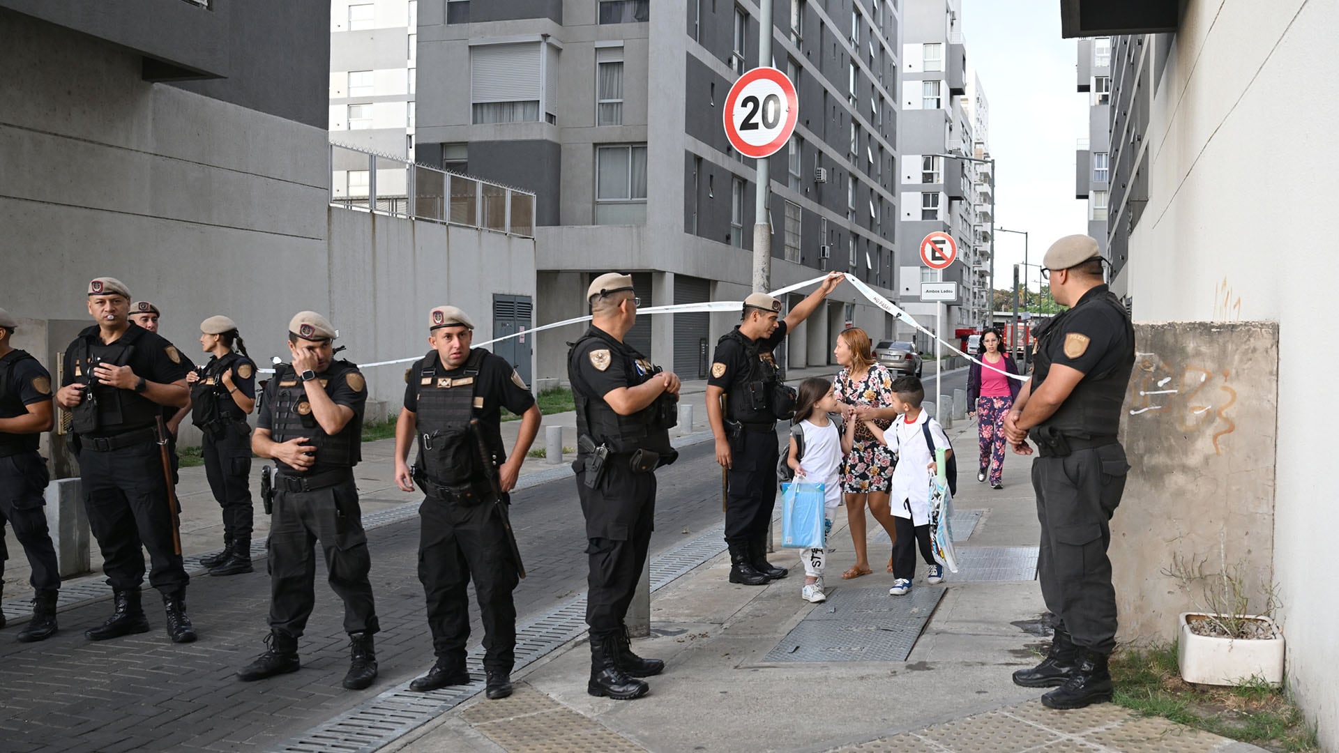 Oficiales de policía y personal de emergencia aseguran la zona en Parque Patricios tras el derrumbe 