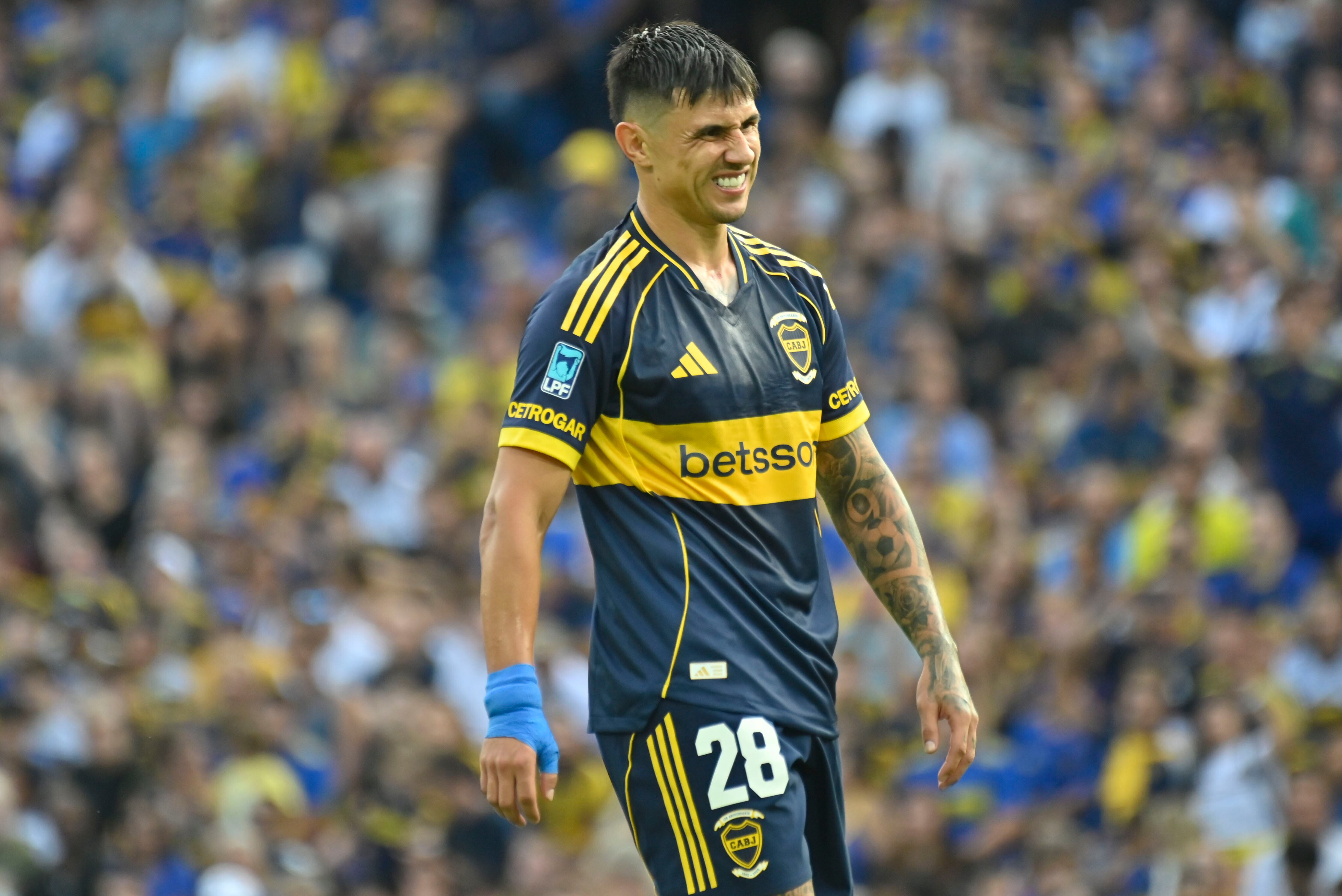 Adam Bareiro se quedó con las ganas de gritar un nuevo gol con la camiseta de Boca, ya que su tanto fue invalidado por posición adelantada (Fotobaires)
