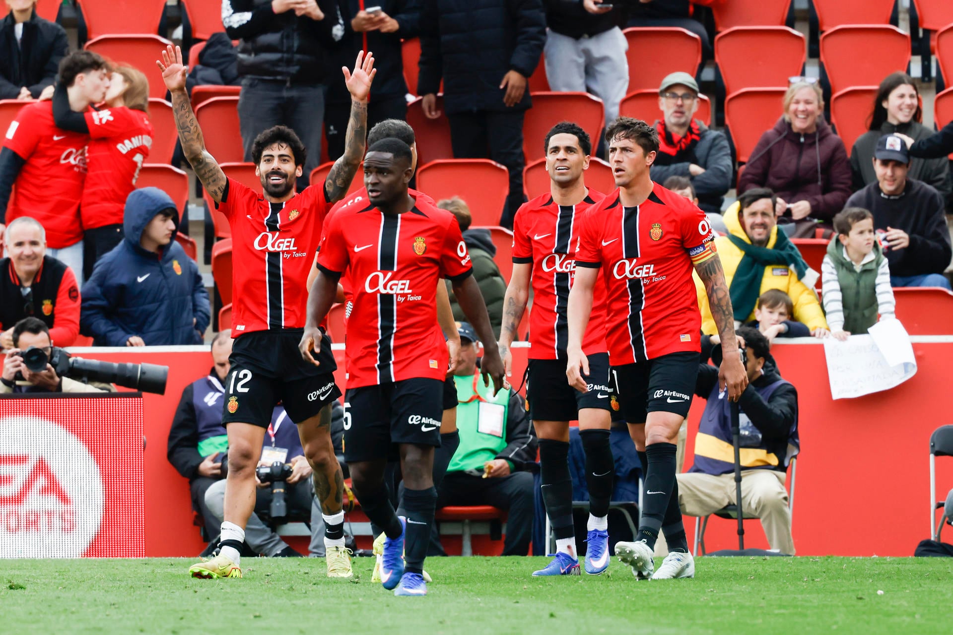 El jugador del Mallorca Samu Costa celebra tras marcar durante el partido de La Liga entre El Real Mallorca y El Espanyol (EFE/ Cati Cladera) 