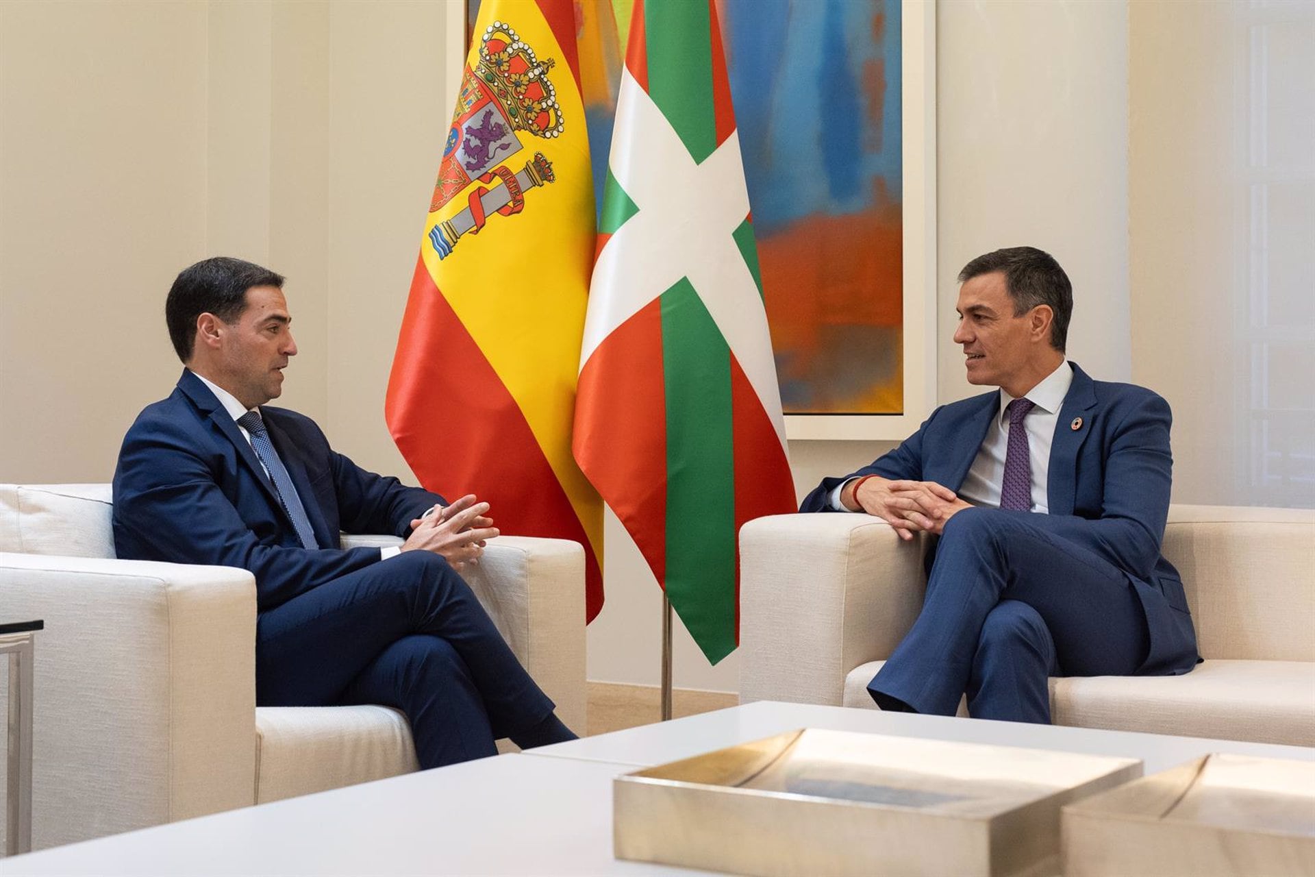 El presidente del gobierno de España, Pedro Sánchez, durante su encuentro con el lehendakari, Imanol Pradales