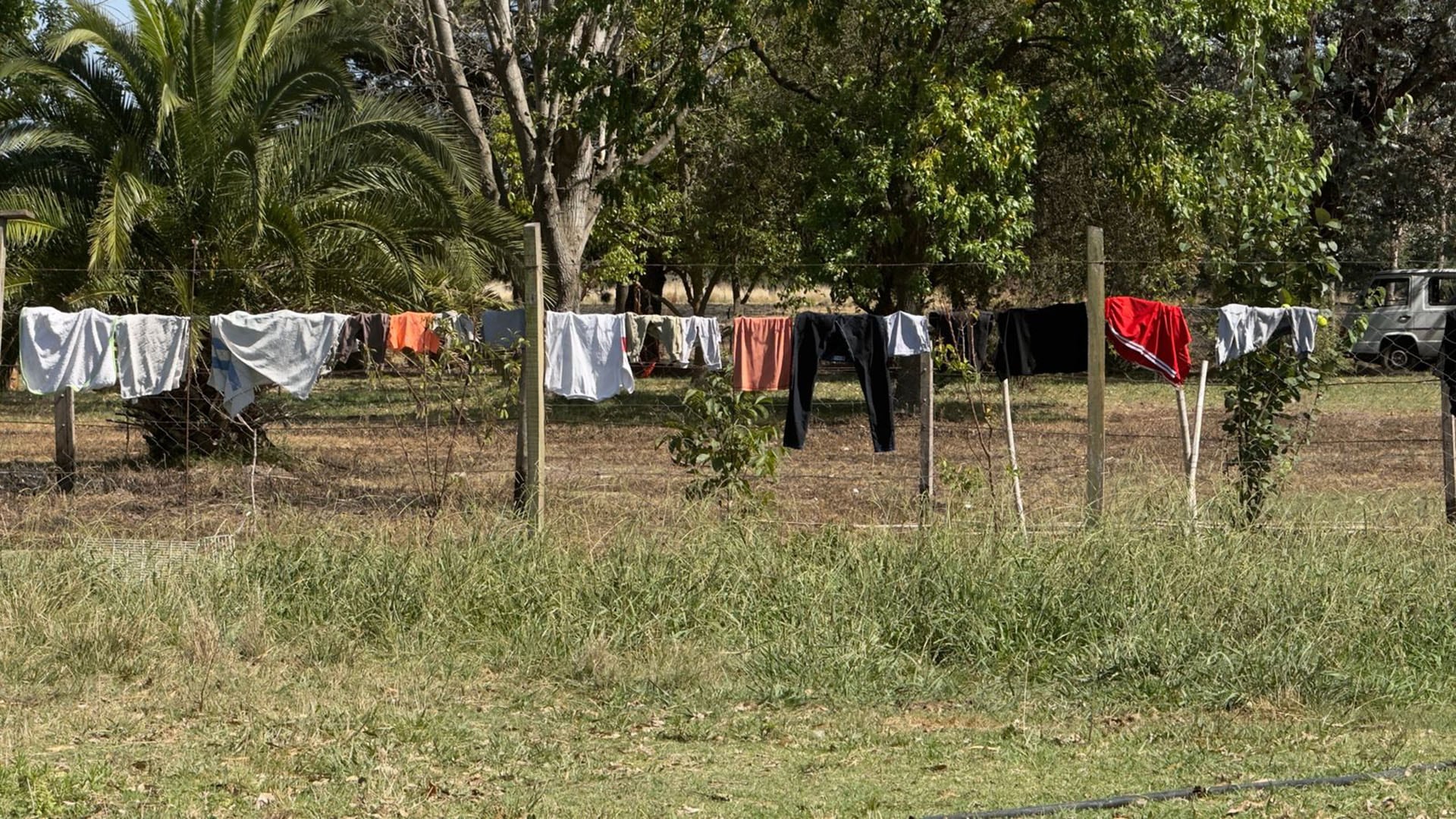 La ropa colgada en el hogar