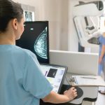 El impacto de la menopausia en las células mamarias y su relación con el cáncer, según la ciencia