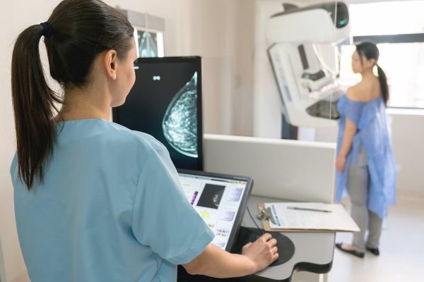 El impacto de la menopausia en las células mamarias y su relación con el cáncer, según la ciencia