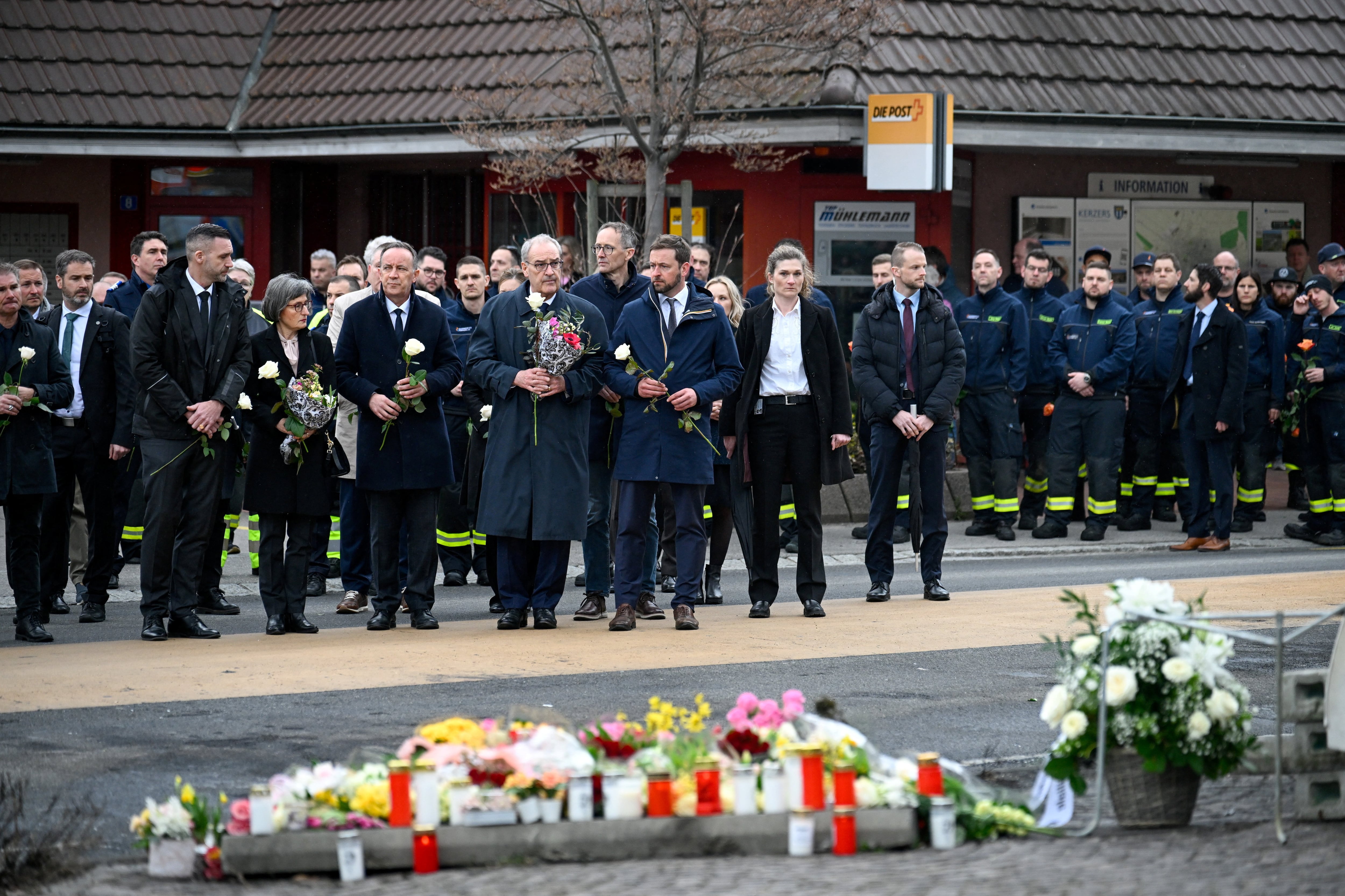 El presidente suizo Guy Parmelin presentó sus respetos en el lugar del incendio (REUTERS/Romina Amato)