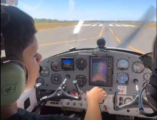 José María Muscari sorprendió a su hijo Lucio con un vuelo en avioneta como regalo por su cumpleaños número 18
