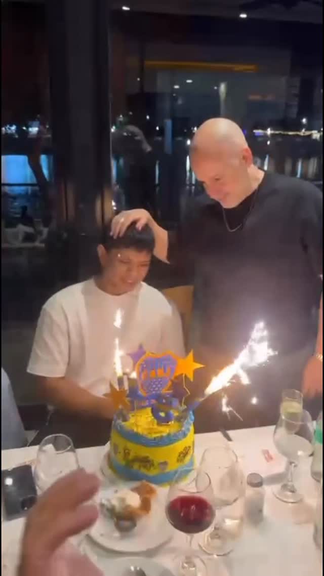 La medianoche y una torta decorada de Boca Juniors marcaron el momento más esperado de la celebración de los 18 años de Lucio