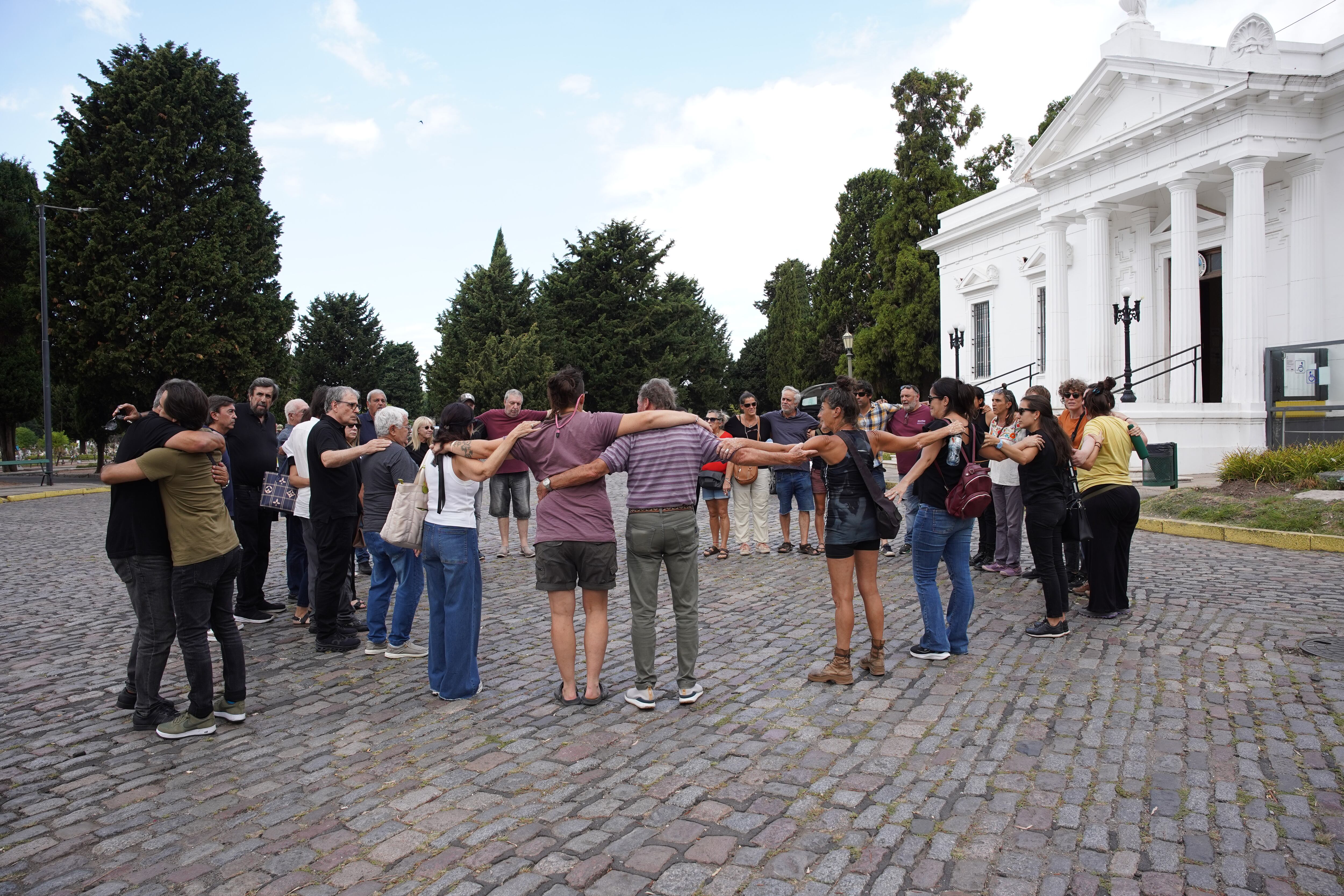 La emoción de los amigos de Araujo en su último adiós en el cementerio de Chacarita (Fotografía: RSFotos)