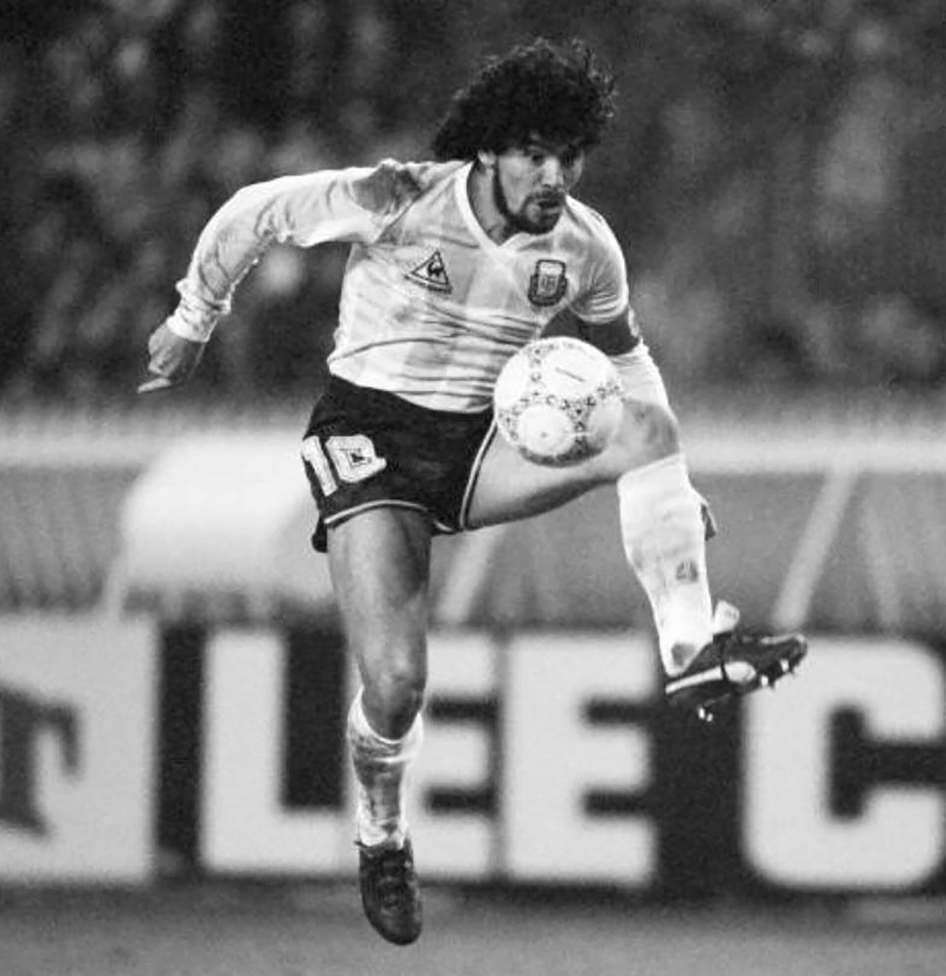 3. Diego domina la pelota en la noche del Parque de los Príncipes. Argentina no jugó bien y perdió con justicia 2-0 ante Francia