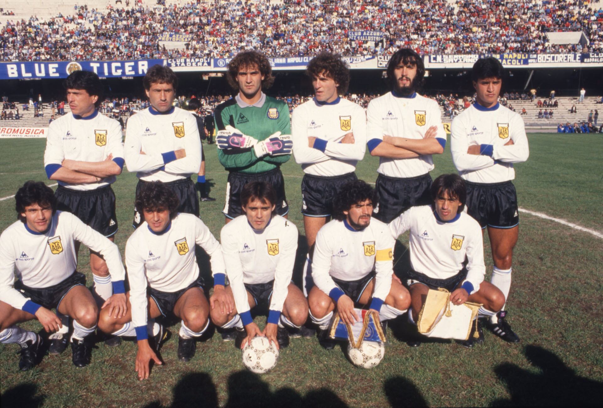 Formación ante Napoli. Parados: Daniel Passarella, Oscar Garré, Luis Islas, Oscar Ruggeri, Sergio Batista y Claudio Borghi. Agachados: Jorge Burruchaga, Ricardo Giusti, Pedro Pasculli, Diego Maradona y Sergio Almirón 