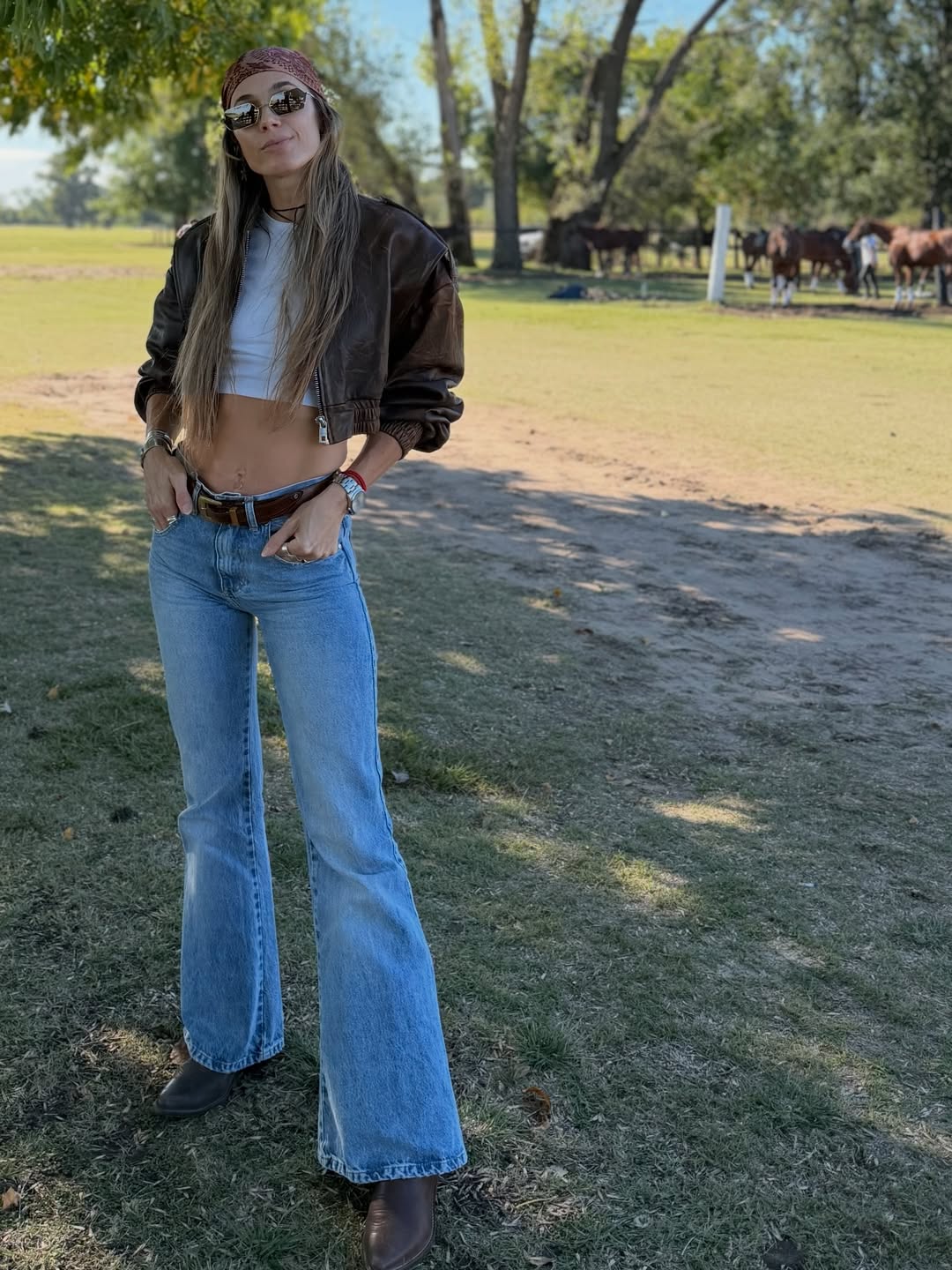 Chechu Bonelli posa con un estilo campestre en un entorno rural, vistiendo jeans acampanados y una chaqueta de cuero, en el marco de una reflexión sobre su presente.