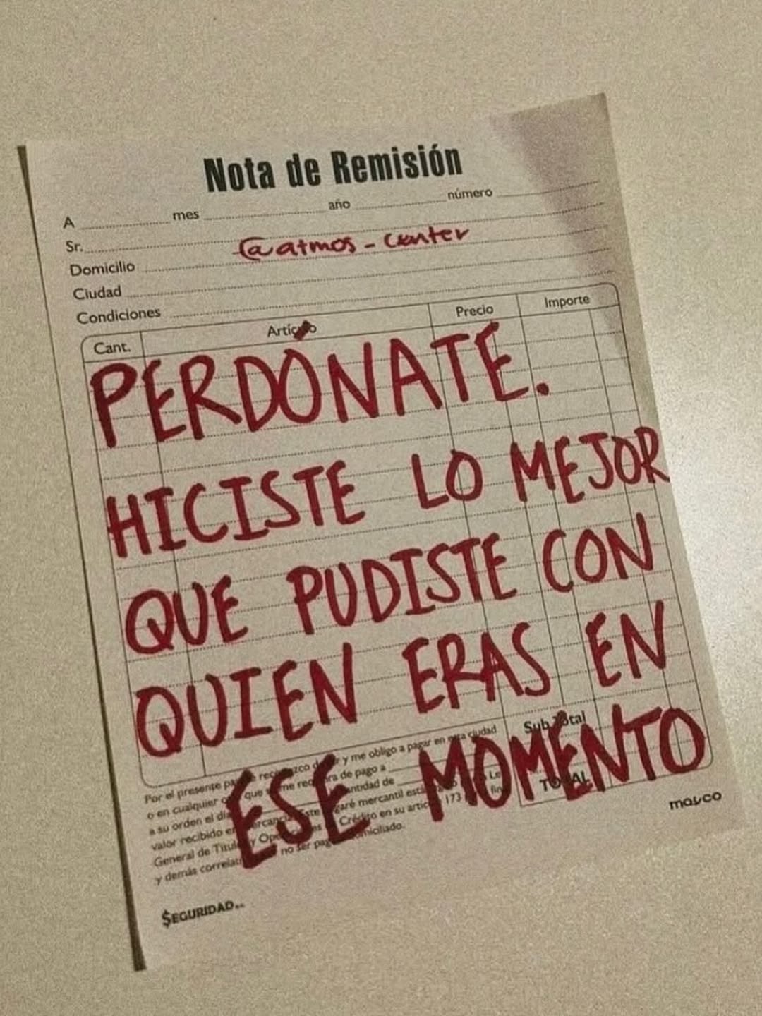 La presentadora Chechu Bonelli compartió esta nota de remisión con una reflexión manuscrita en rojo que dice: 