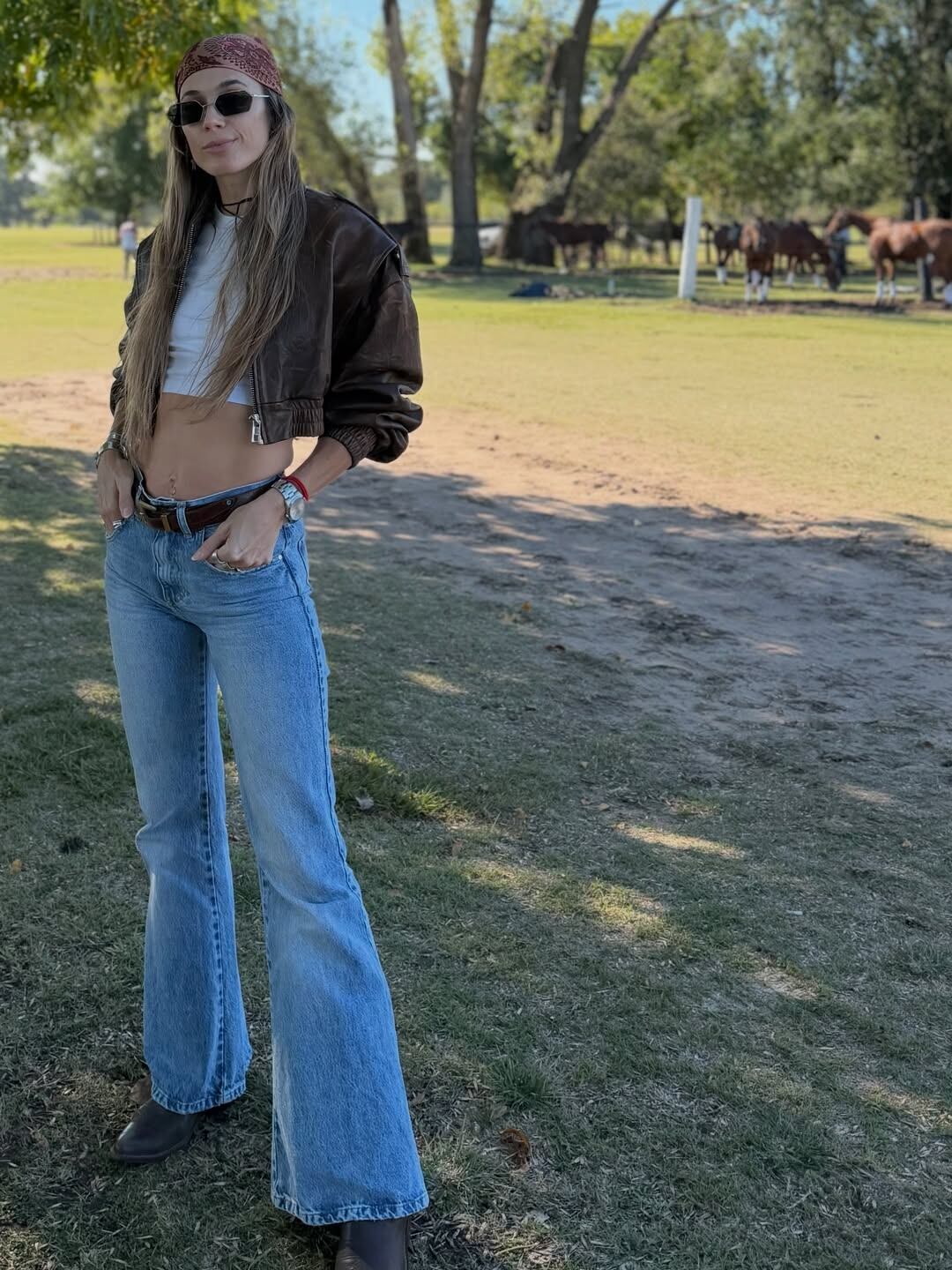 La presentadora Chechu Bonelli posa en un entorno rural, compartiendo su visión personal sobre su presente a través de estas imágenes.